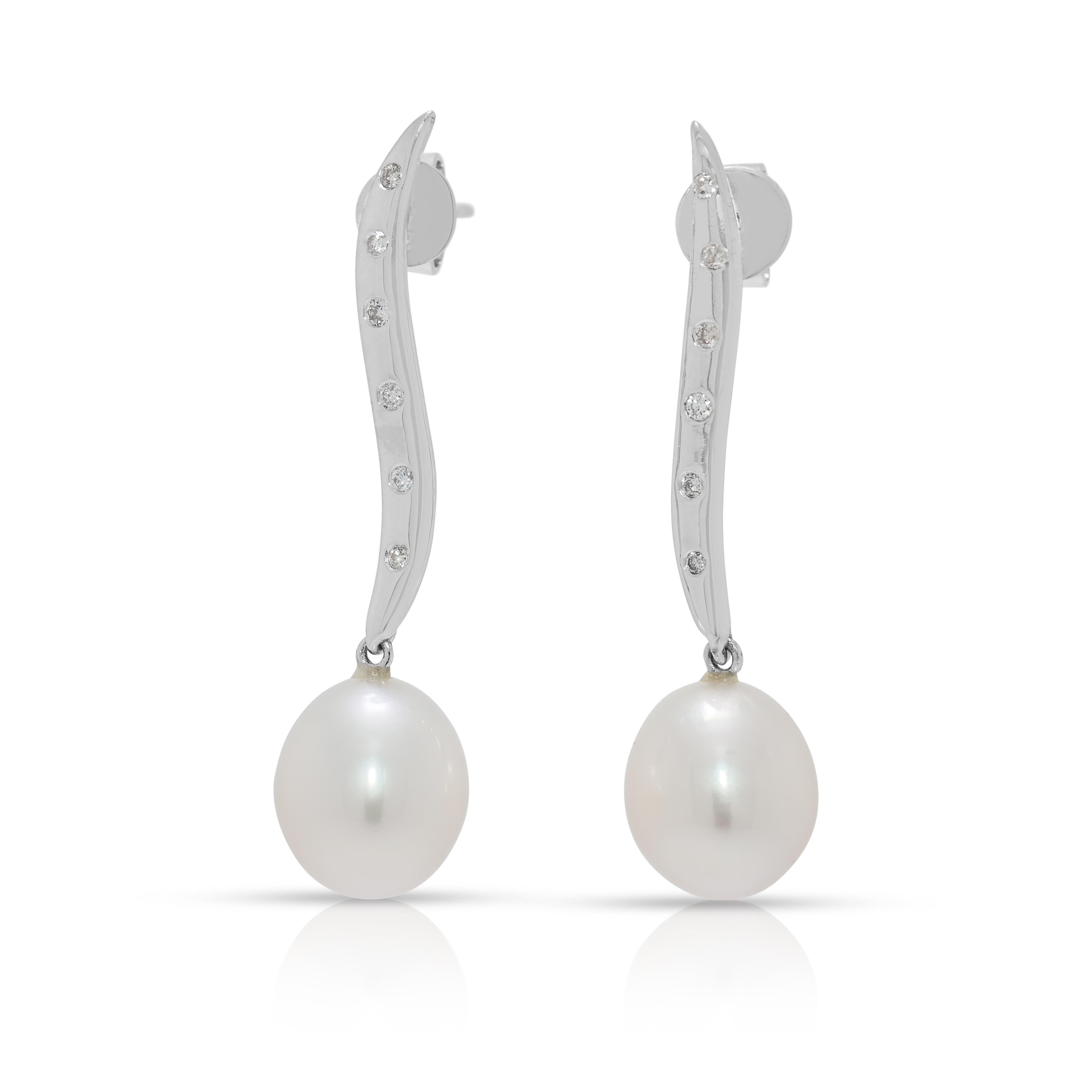 Elegant 0.12ct Diamond & South Sea Pearl Earrings in 18K White Gold (Boucles d'oreilles élégantes en or blanc 18 carats) Excellent état - En vente à רמת גן, IL