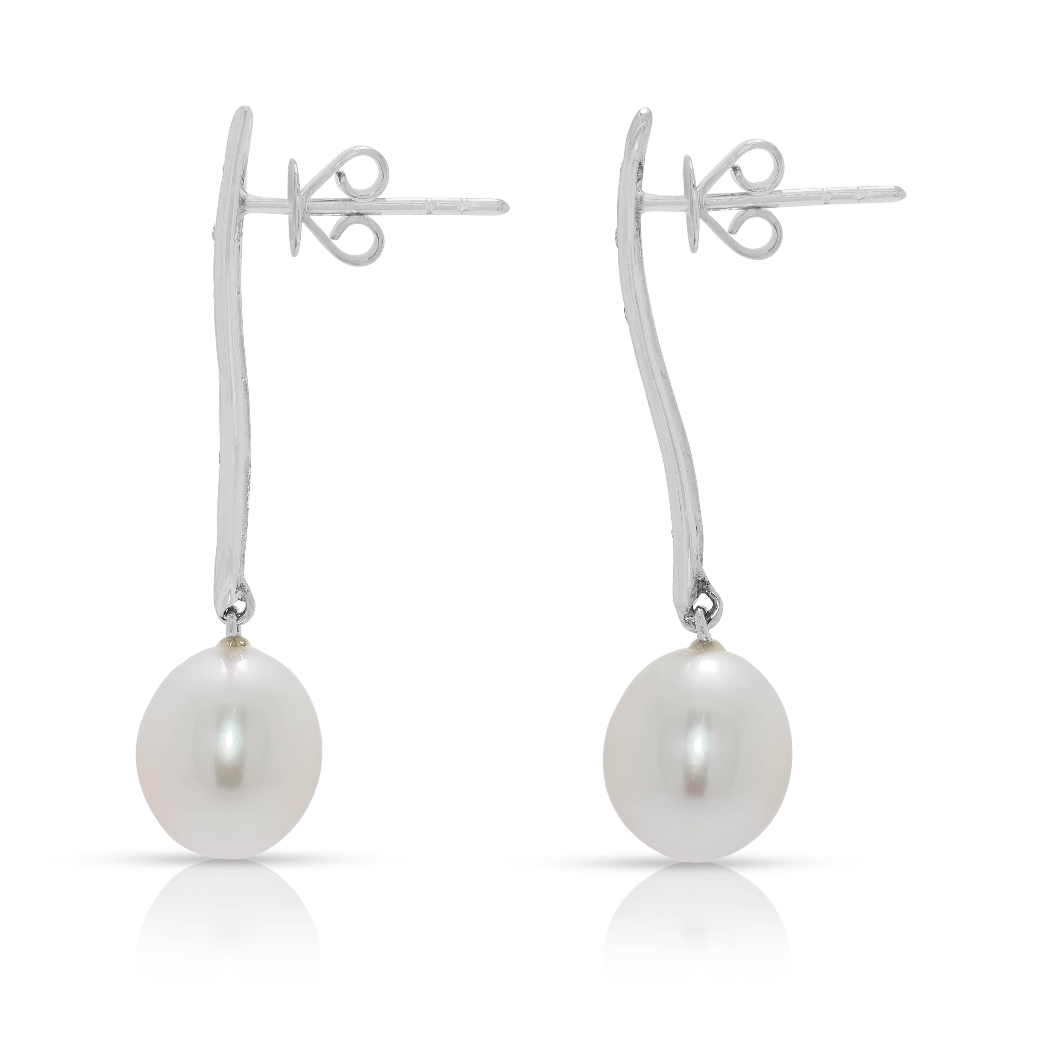Elegant 0.12ct Diamond & South Sea Pearl Earrings in 18K White Gold (Boucles d'oreilles élégantes en or blanc 18 carats) Pour femmes en vente