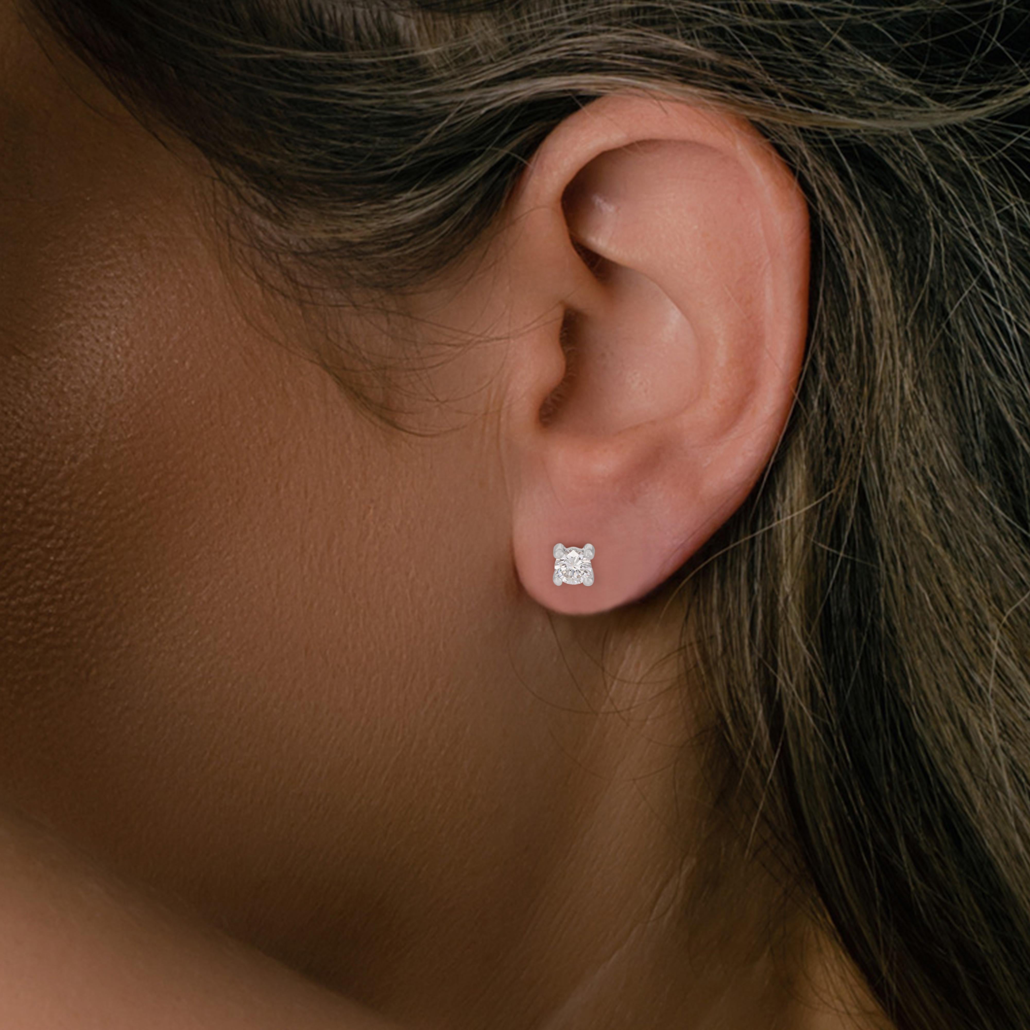 Elegant 0.12ct Diamonds Stud Earrings in18K White Gold For Sale 3