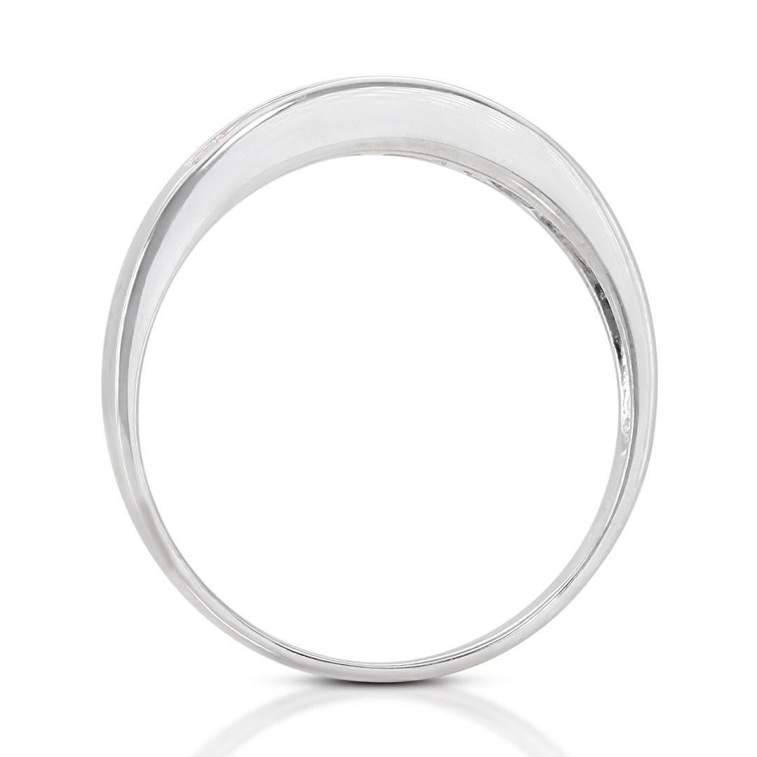 Elegant 0.15ct Baguette Cut Diamond Ring set in 18K White Gold  For Sale 2