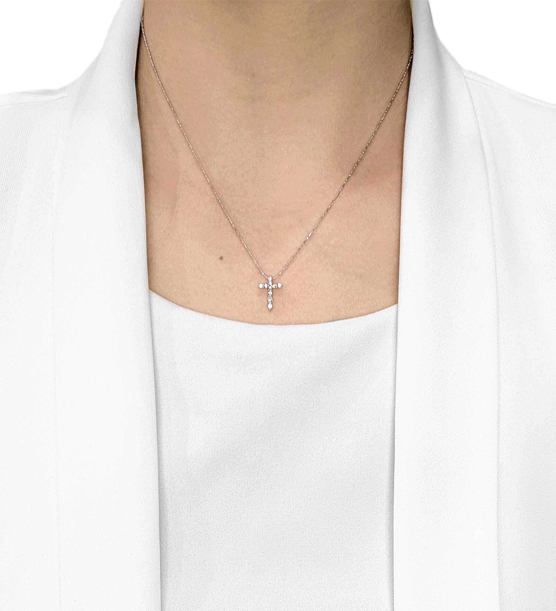 Délicat et gracieux, ce petit pendentif en forme de croix est réalisé en platine 950 et orné de 10 diamants naturels ronds et brillants d'une valeur totale de 0,20 ct. Chaque diamant, de couleur H et de pureté VS, brille subtilement dans un serti