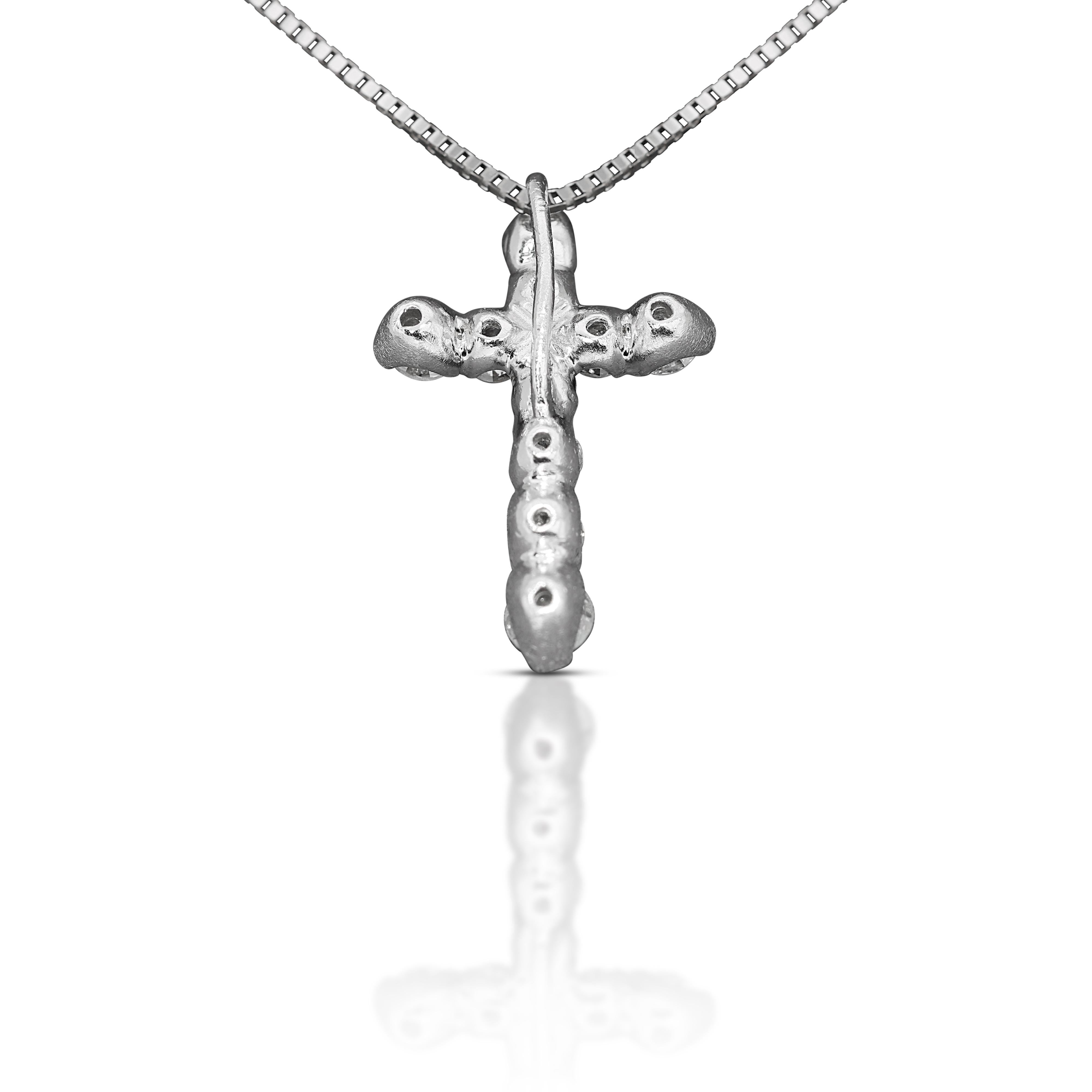 Elegant 0.25ct Cross Diamond Pendant in 18K White Gold (Chain not included) In Excellent Condition For Sale In רמת גן, IL