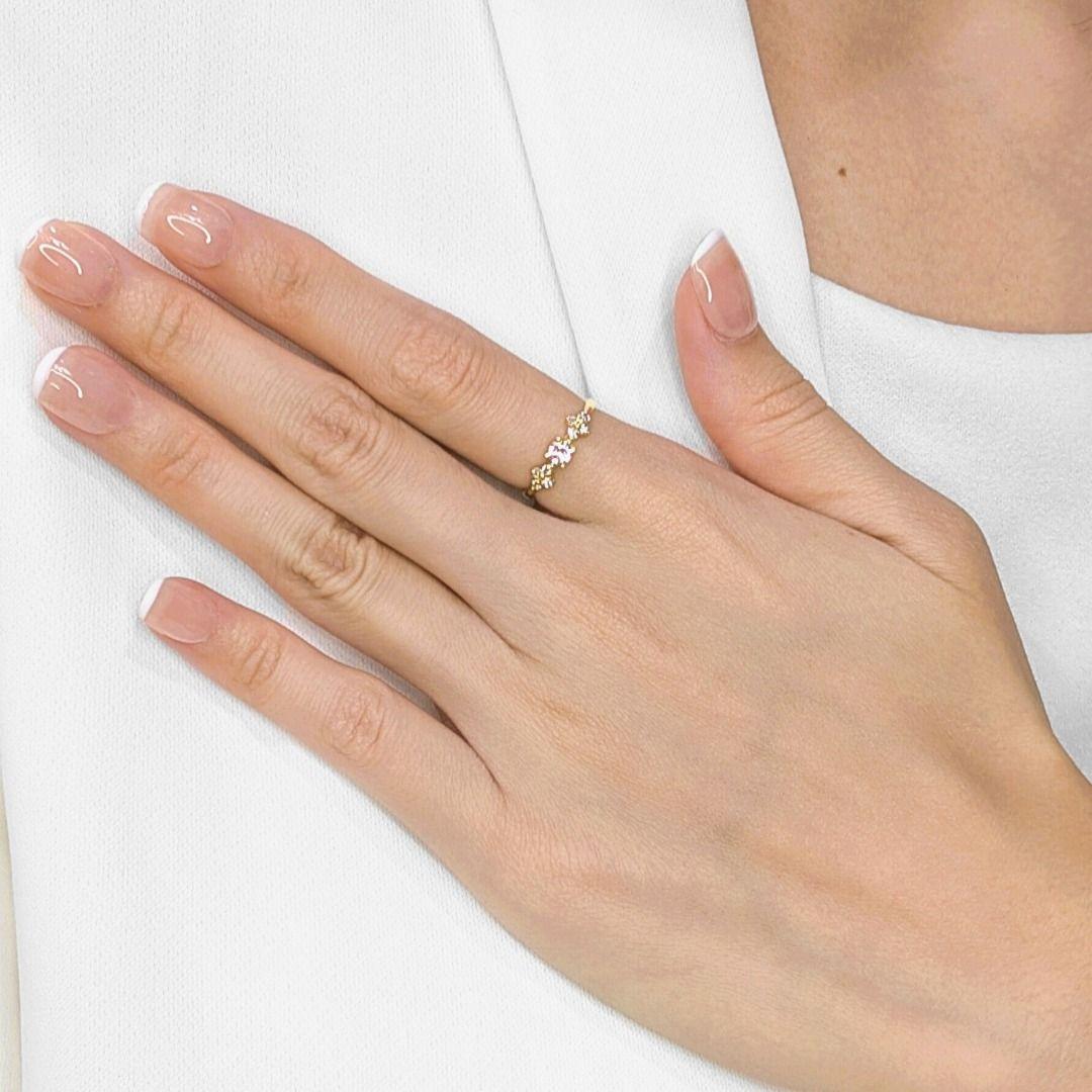 Ornez votre main du charmant éclat de cette bague, méticuleusement réalisée en or jaune 18 carats chaleureux. En son cœur, un brillant diamant rond naturel de 0,17ct, d'une couleur H et d'une pureté VS impressionnantes, occupe le devant de la scène.