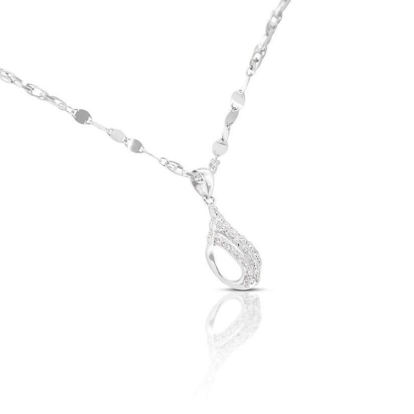 Round Cut Elegant 0.25ct Tear Drop Diamond Necklace set in 18K White Gold For Sale