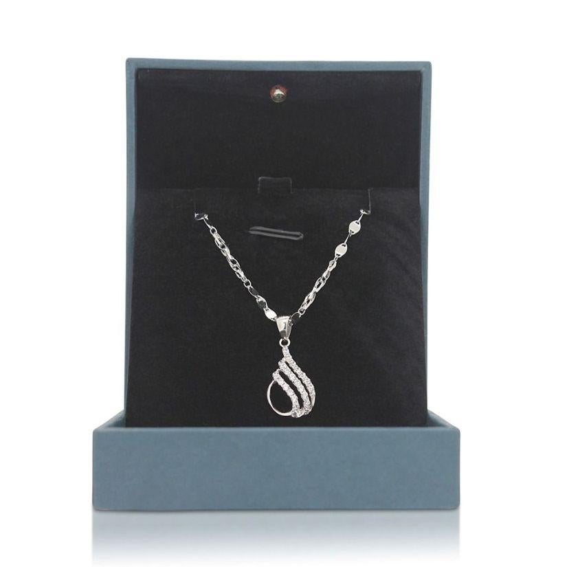 Elegant 0.25ct Tear Drop Diamond Necklace set in 18K White Gold For Sale 2