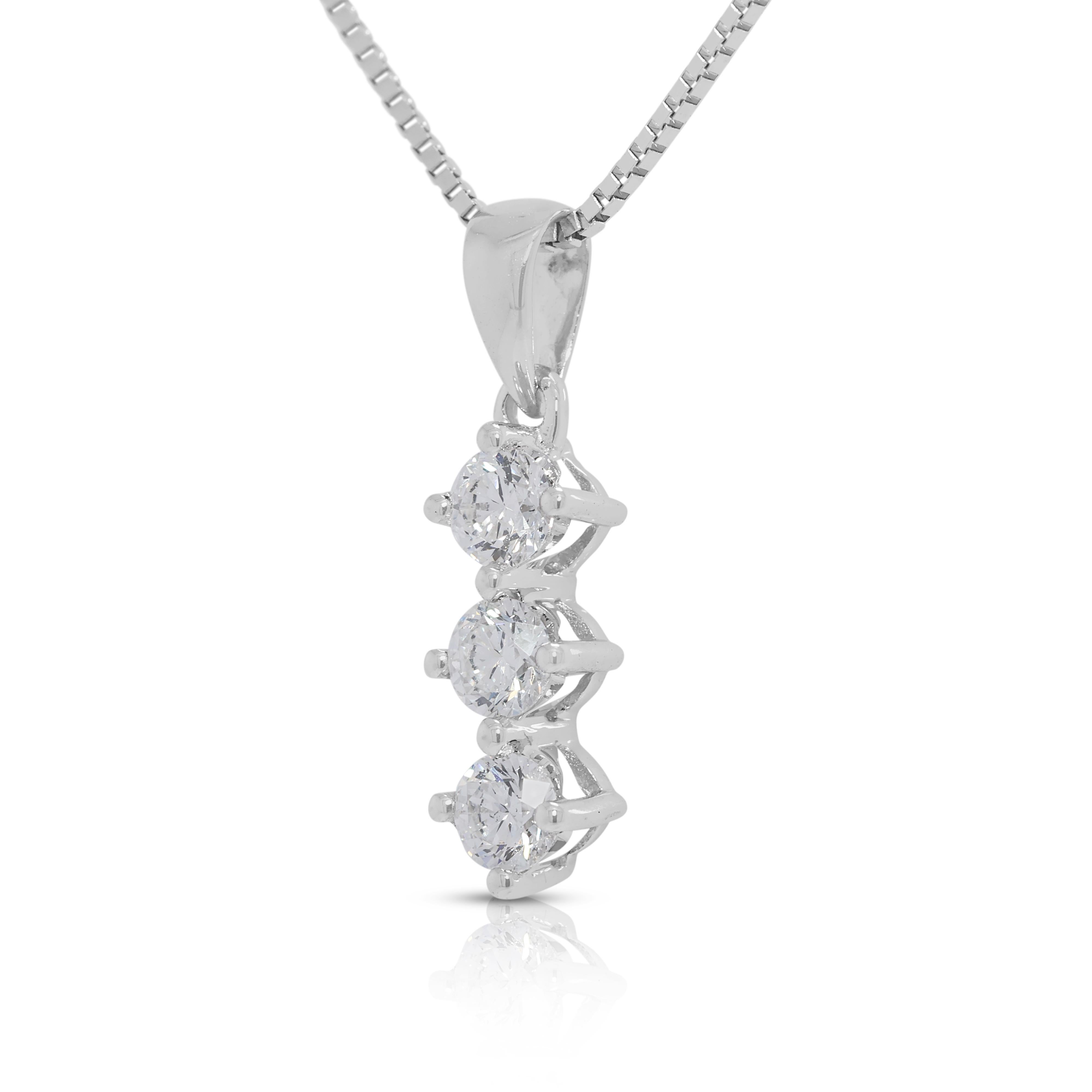 Taille ronde Elegant pendentif 3 pierres en or blanc 18 carats et diamant naturel de 0,27 carats en vente