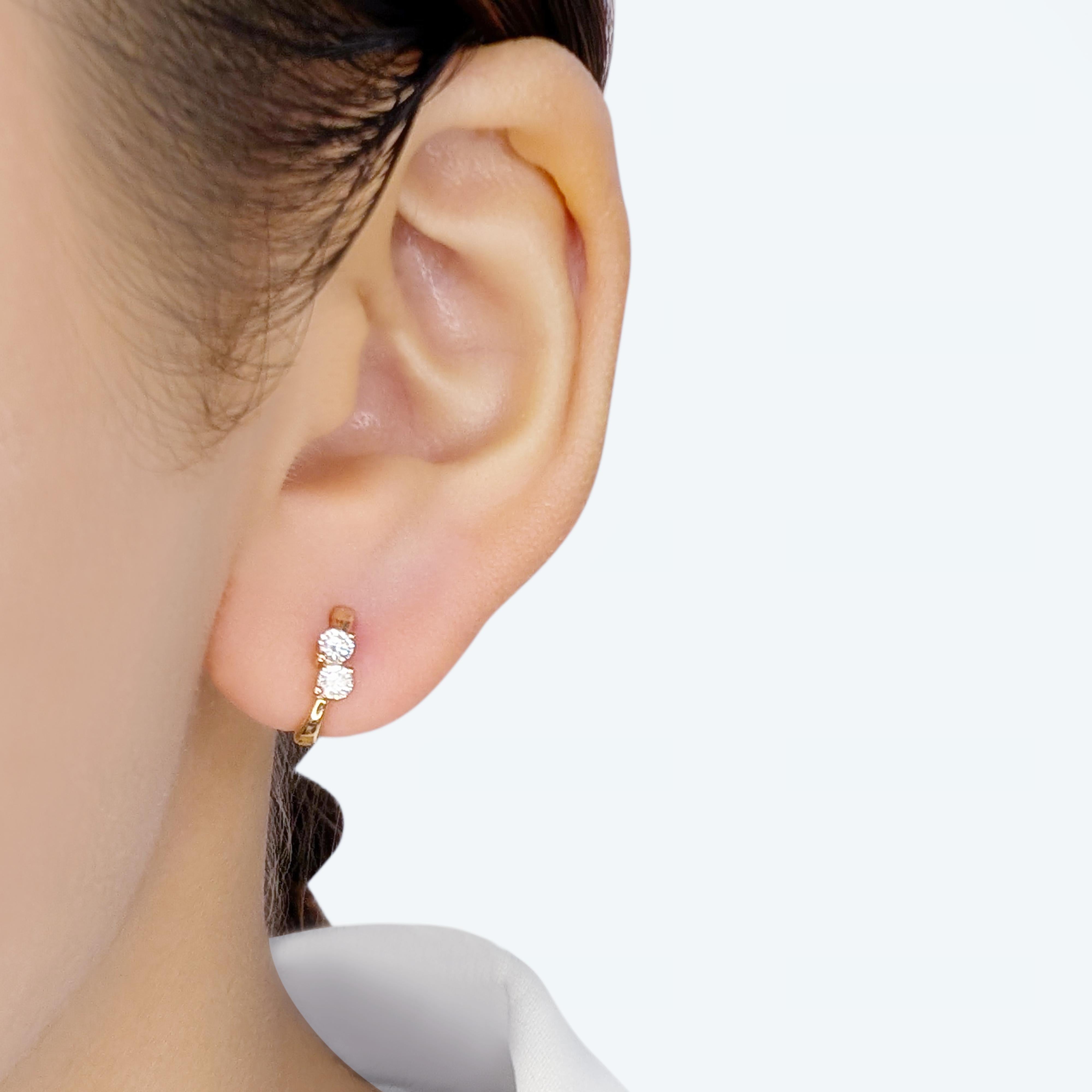 Ces boucles d'oreilles d'occasion, accompagnées d'un certificat Rosella, dégagent une élégance et un charme intemporels. Réalisées en luxueux or rose 18 carats, elles sont ornées de quatre diamants naturels ronds et brillants d'un poids total en