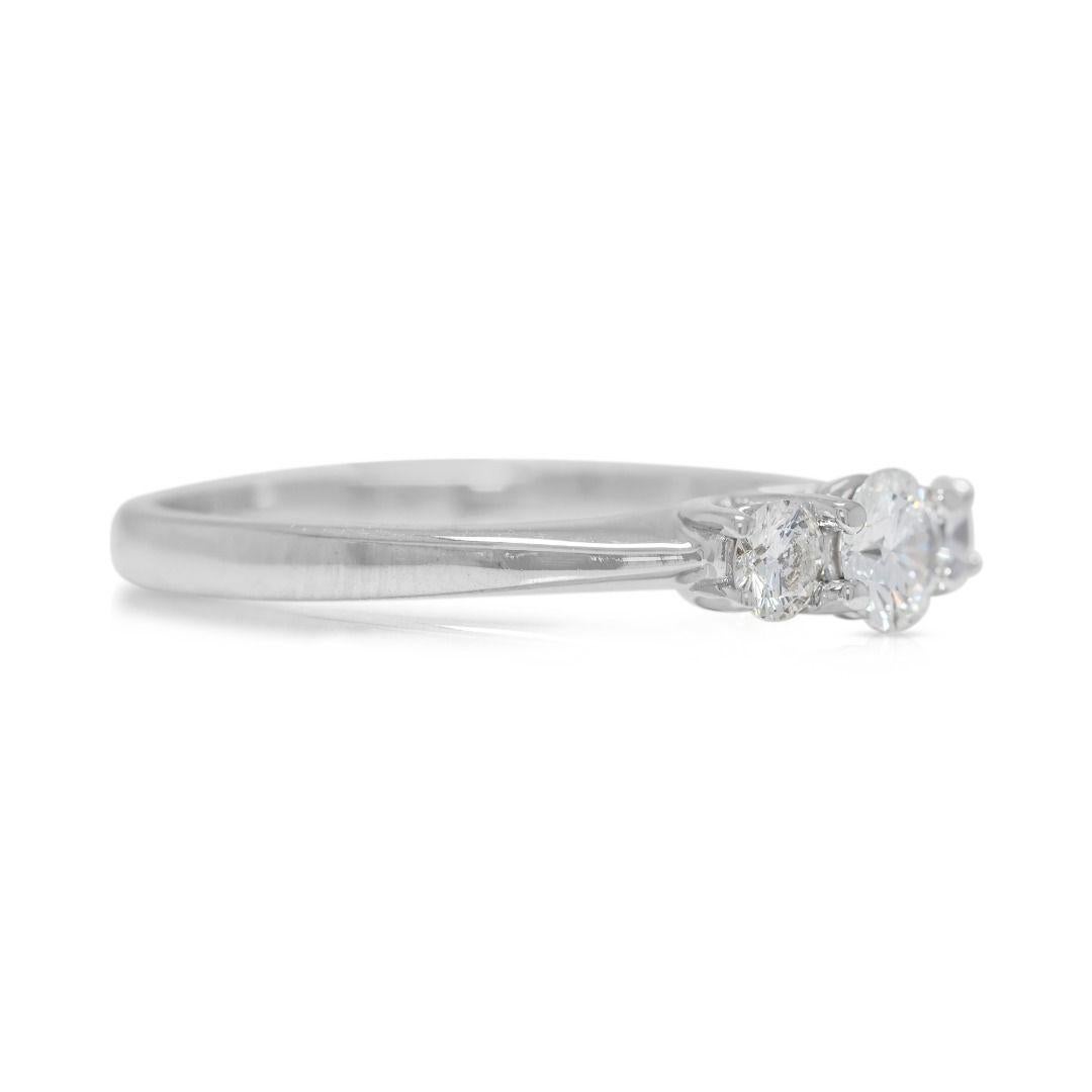 Eleganter 0,29 Karat natürlicher Diamantring mit drei Steinen aus 18 Karat Weißgold (Rundschliff) im Angebot