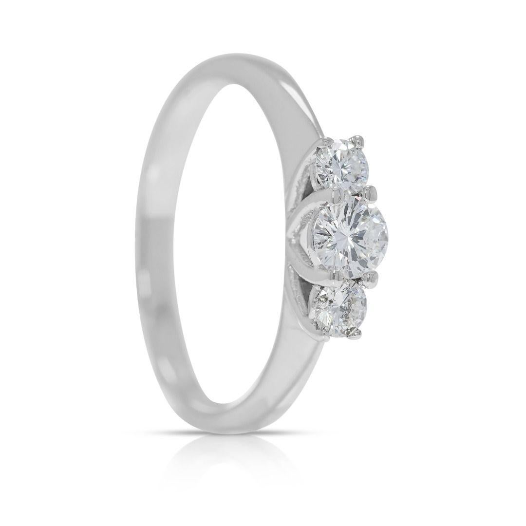 Eleganter 0,29 Karat natürlicher Diamantring mit drei Steinen aus 18 Karat Weißgold im Zustand „Hervorragend“ im Angebot in רמת גן, IL