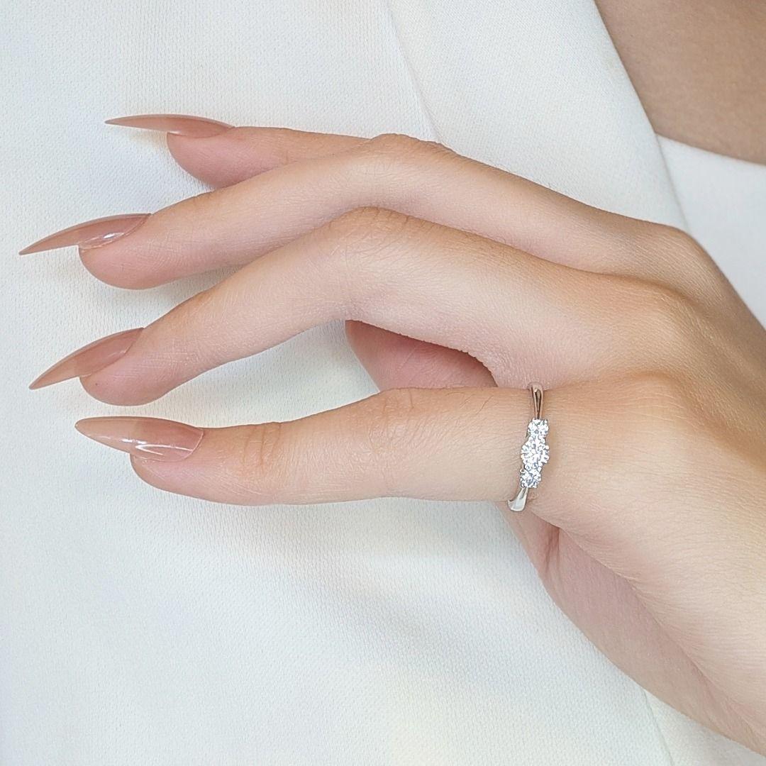Eleganter 0,29 Karat natürlicher Diamantring mit drei Steinen aus 18 Karat Weißgold Damen im Angebot