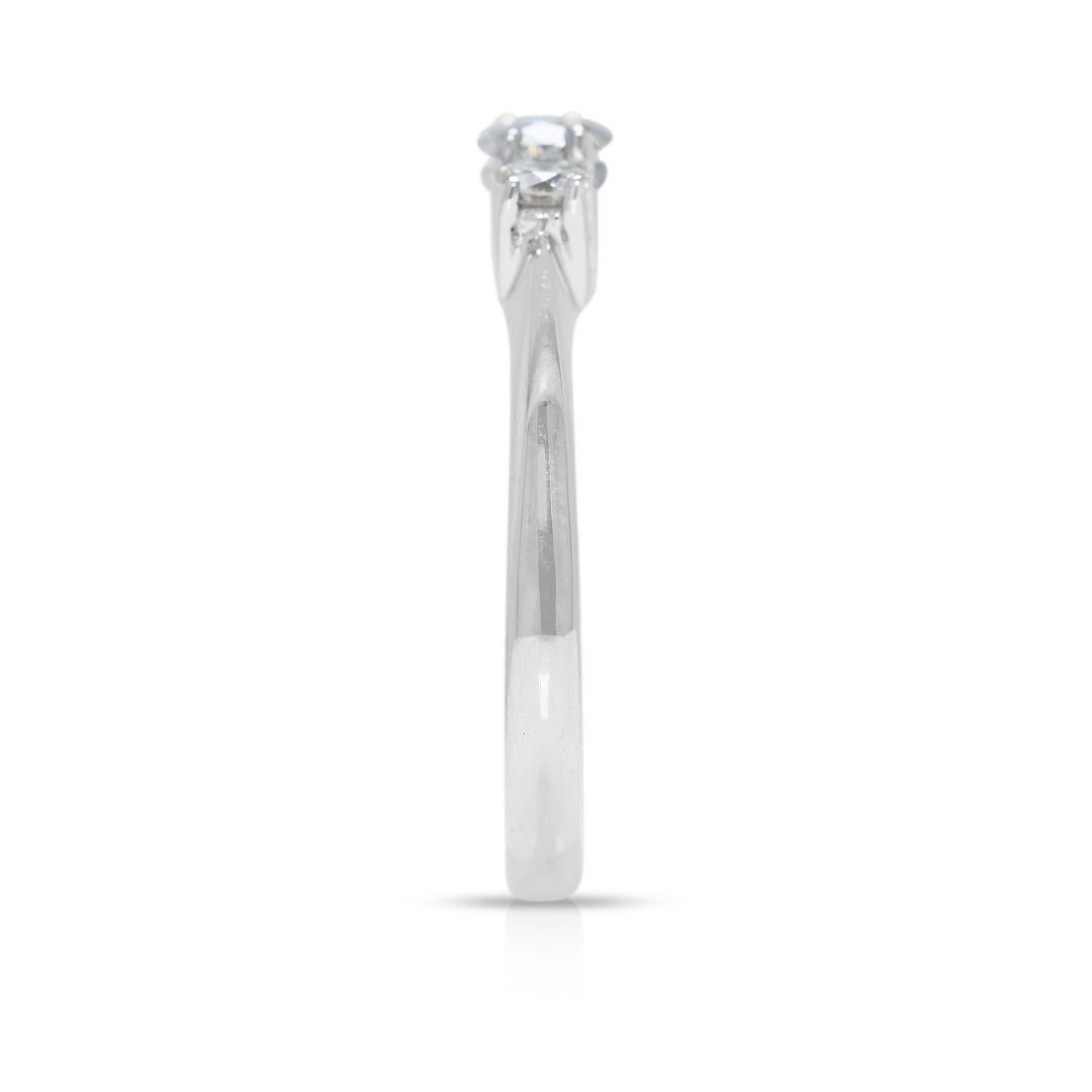 Eleganter 0,29 Karat natürlicher Diamantring mit drei Steinen aus 18 Karat Weißgold im Angebot 1