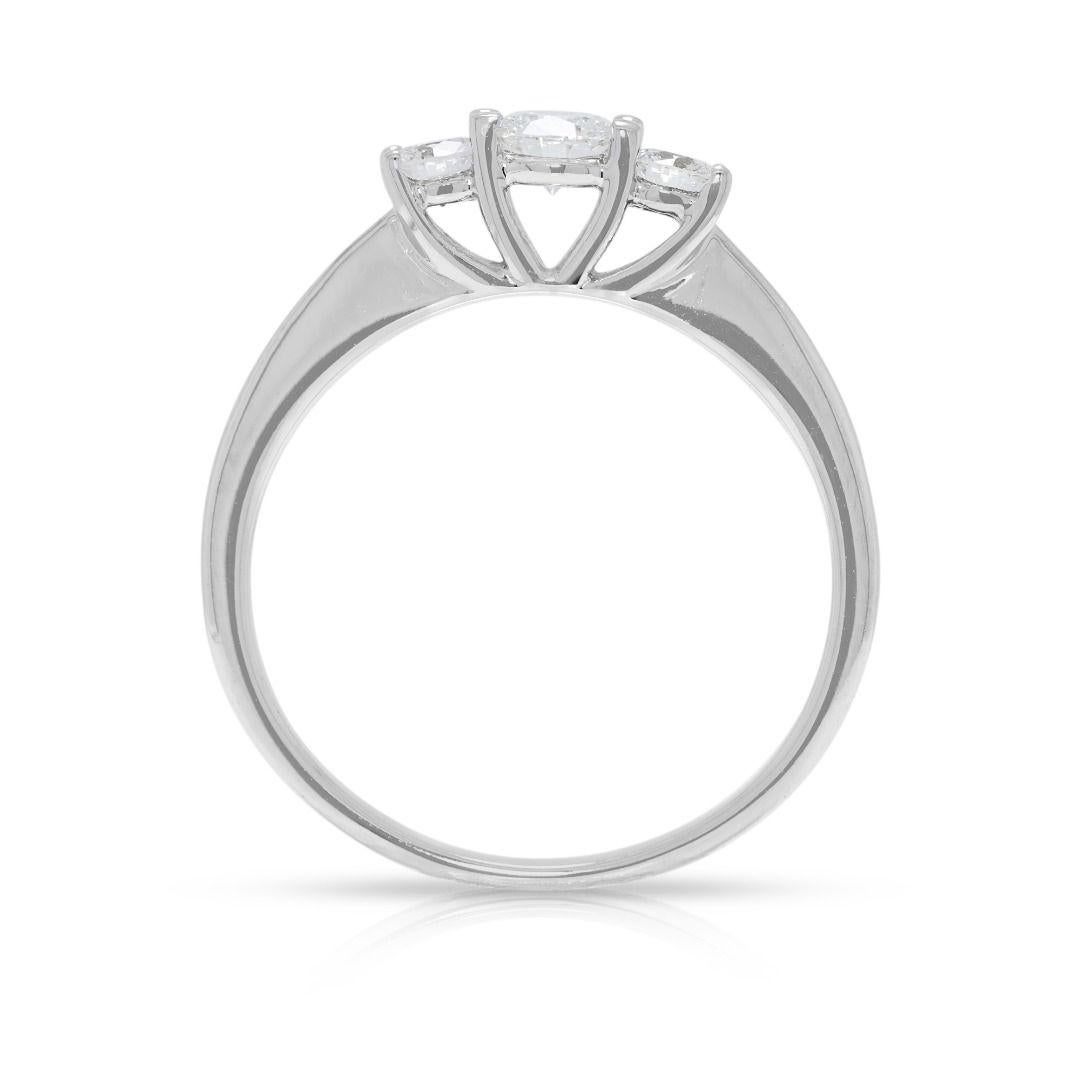 Eleganter 0,29 Karat natürlicher Diamantring mit drei Steinen aus 18 Karat Weißgold im Angebot 2