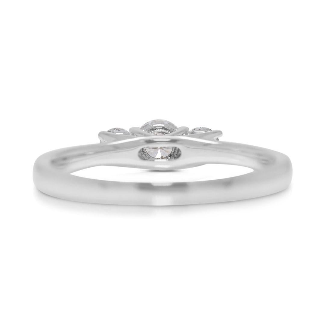 Eleganter 0,29 Karat natürlicher Diamantring mit drei Steinen aus 18 Karat Weißgold im Angebot 3