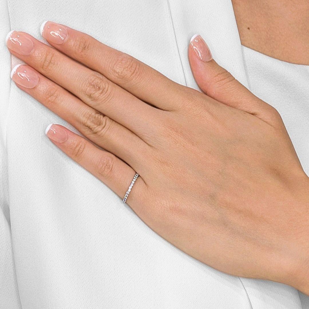 Erleben Sie moderne Raffinesse mit diesem schillernden Ewigkeitsring mit 20 natürlichen runden Brillanten von insgesamt 0,2 Karat. Jeder Diamant ist sorgfältig in glänzendes 18-karätiges Weißgold gefasst, was ein Maximum an Lichtbrechung und ein