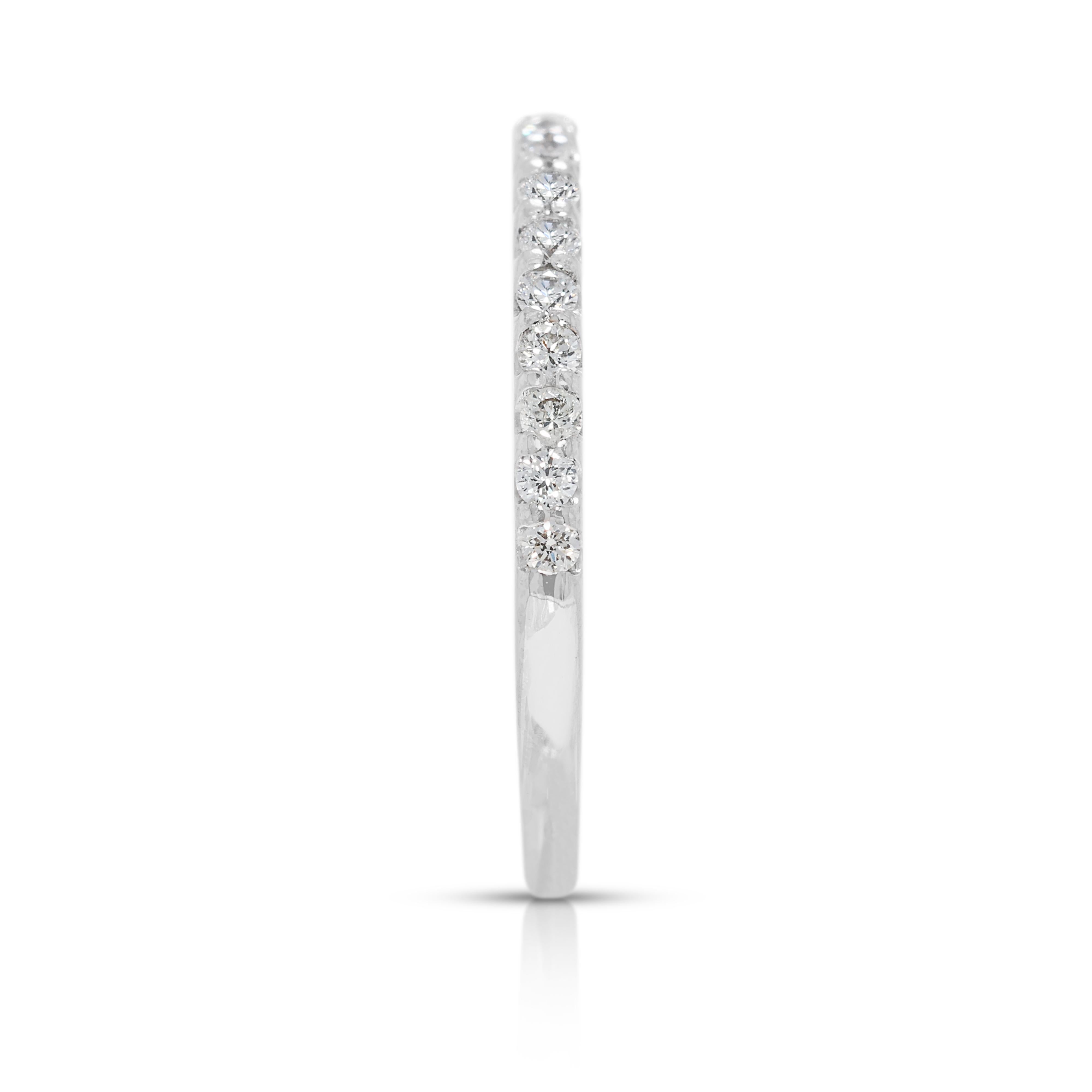 Eleganter halber Ewigkeitsring aus 18 Karat Weißgold mit 0,2 Karat Naturdiamanten in Zinkenfassung im Zustand „Hervorragend“ im Angebot in רמת גן, IL