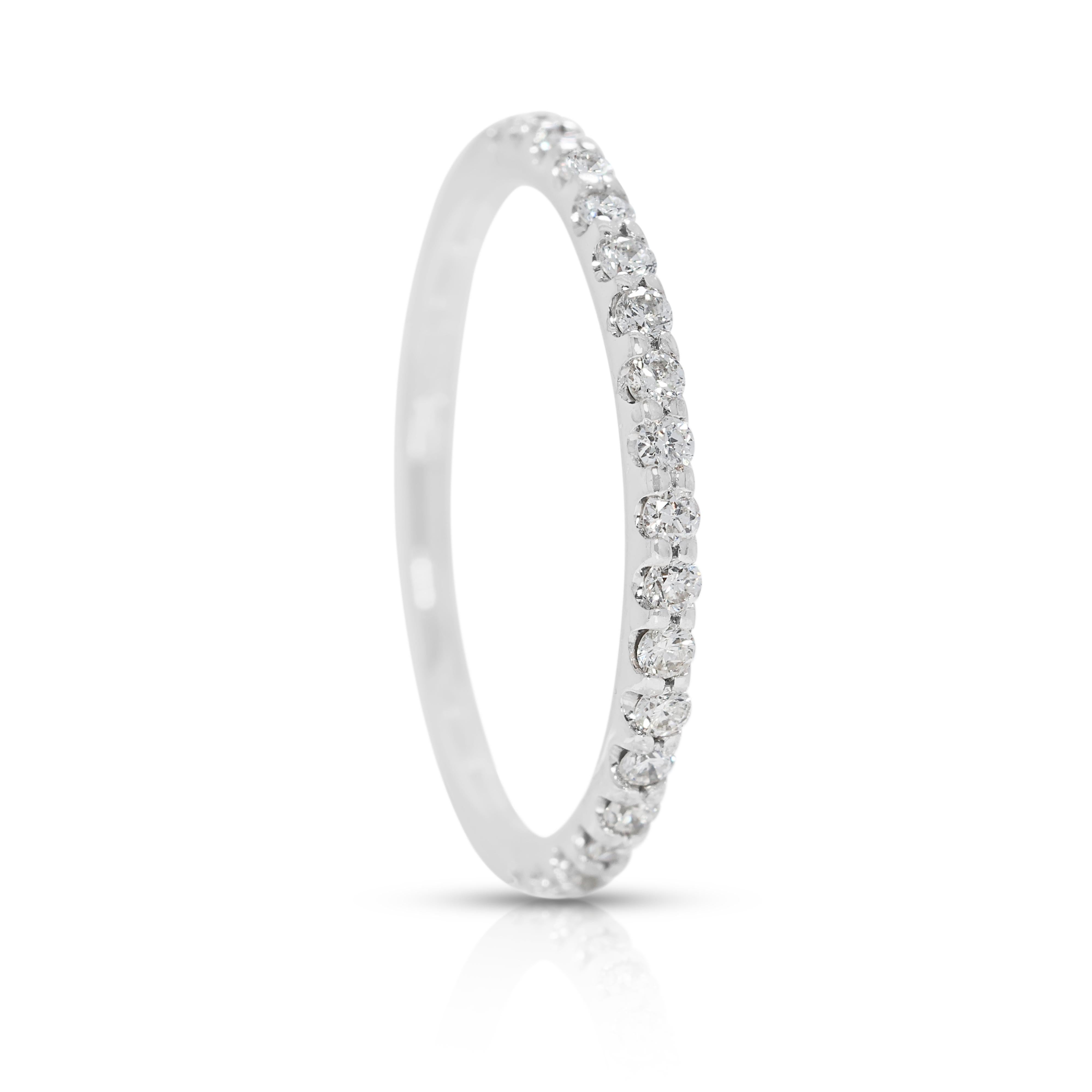 Eleganter halber Ewigkeitsring aus 18 Karat Weißgold mit 0,2 Karat Naturdiamanten in Zinkenfassung Damen im Angebot