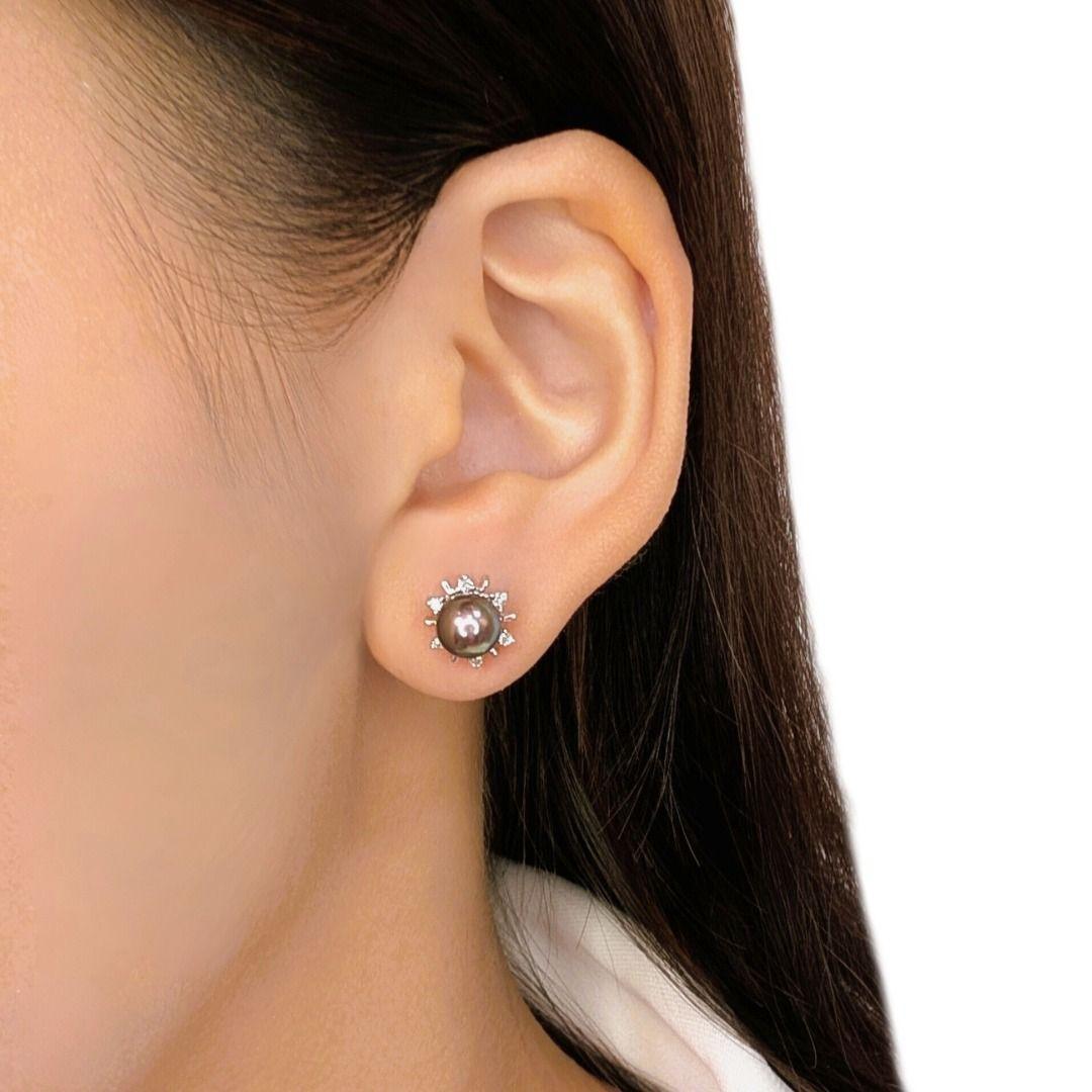 Schmücken Sie Ihre Ohren mit der leuchtenden Schönheit dieser Ohrstecker, die sorgfältig aus strahlendem 18 Karat Weißgold gefertigt sind. Jeder Ohrring besteht aus einer bezaubernden 6,5 mm großen runden Süßwasserperle, die einen einzigartigen