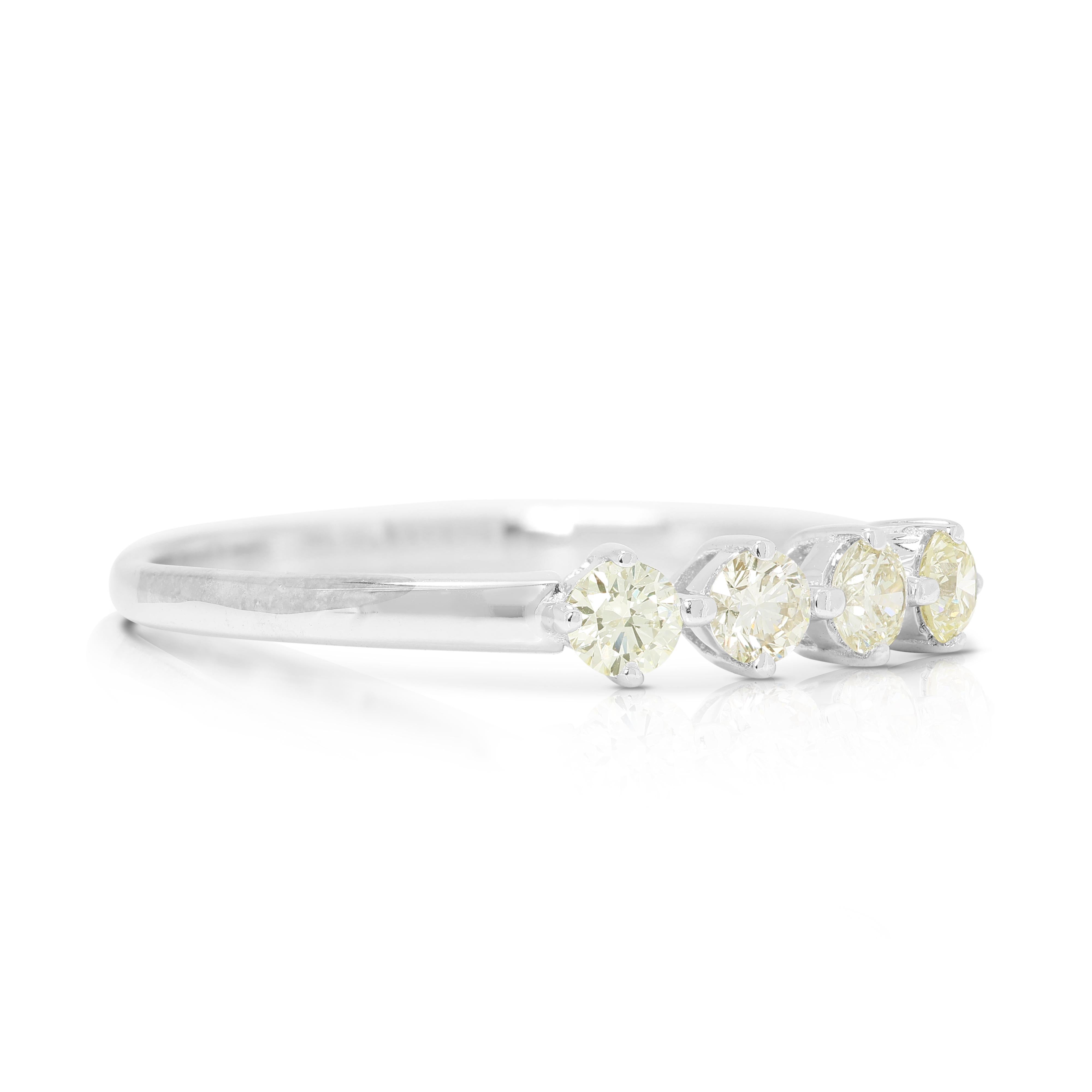 Taglio rotondo Anello Elegance con diamanti naturali da 0,32 carati in oro bianco 18 carati in vendita