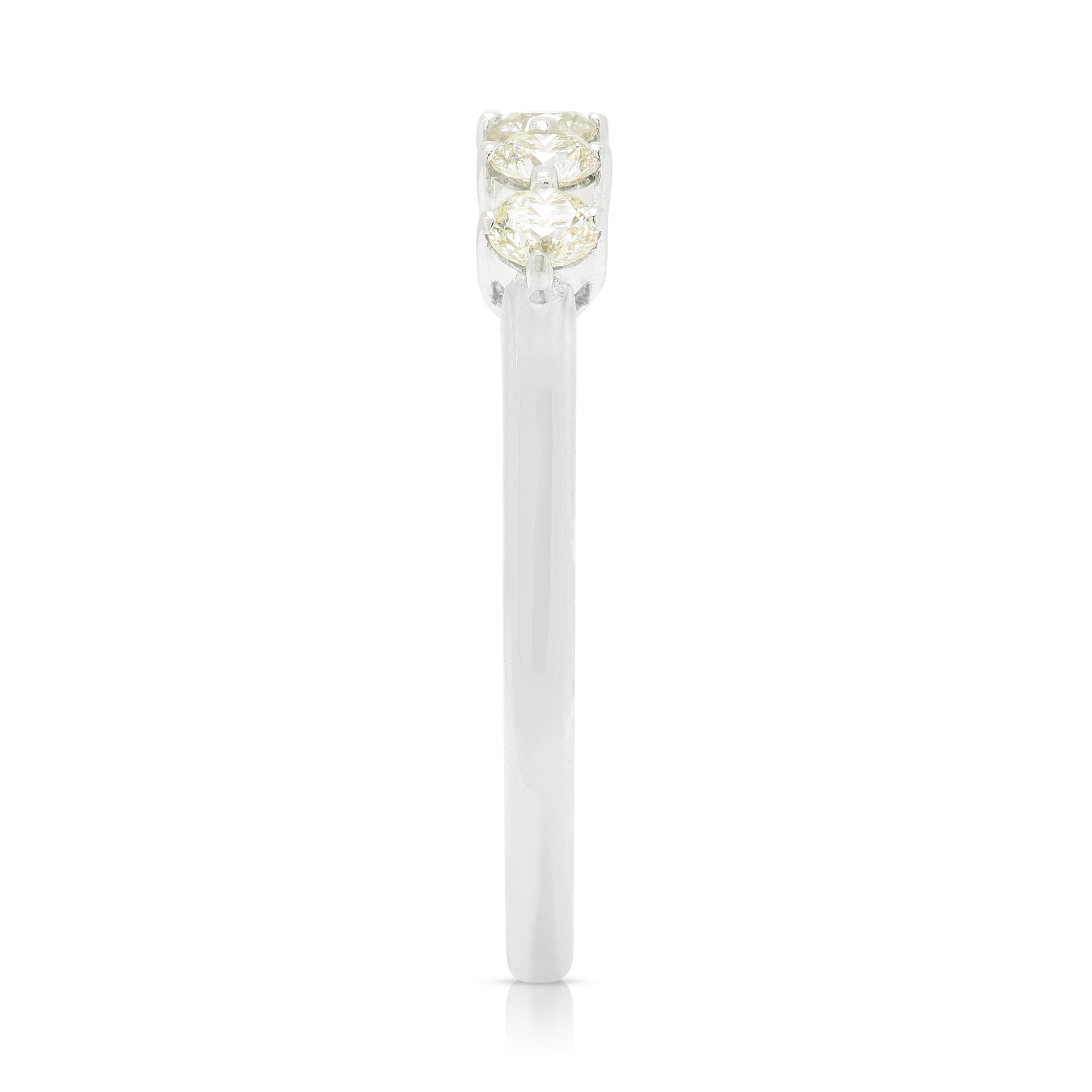 Anello Elegance con diamanti naturali da 0,32 carati in oro bianco 18 carati In condizioni ottime in vendita a רמת גן, IL