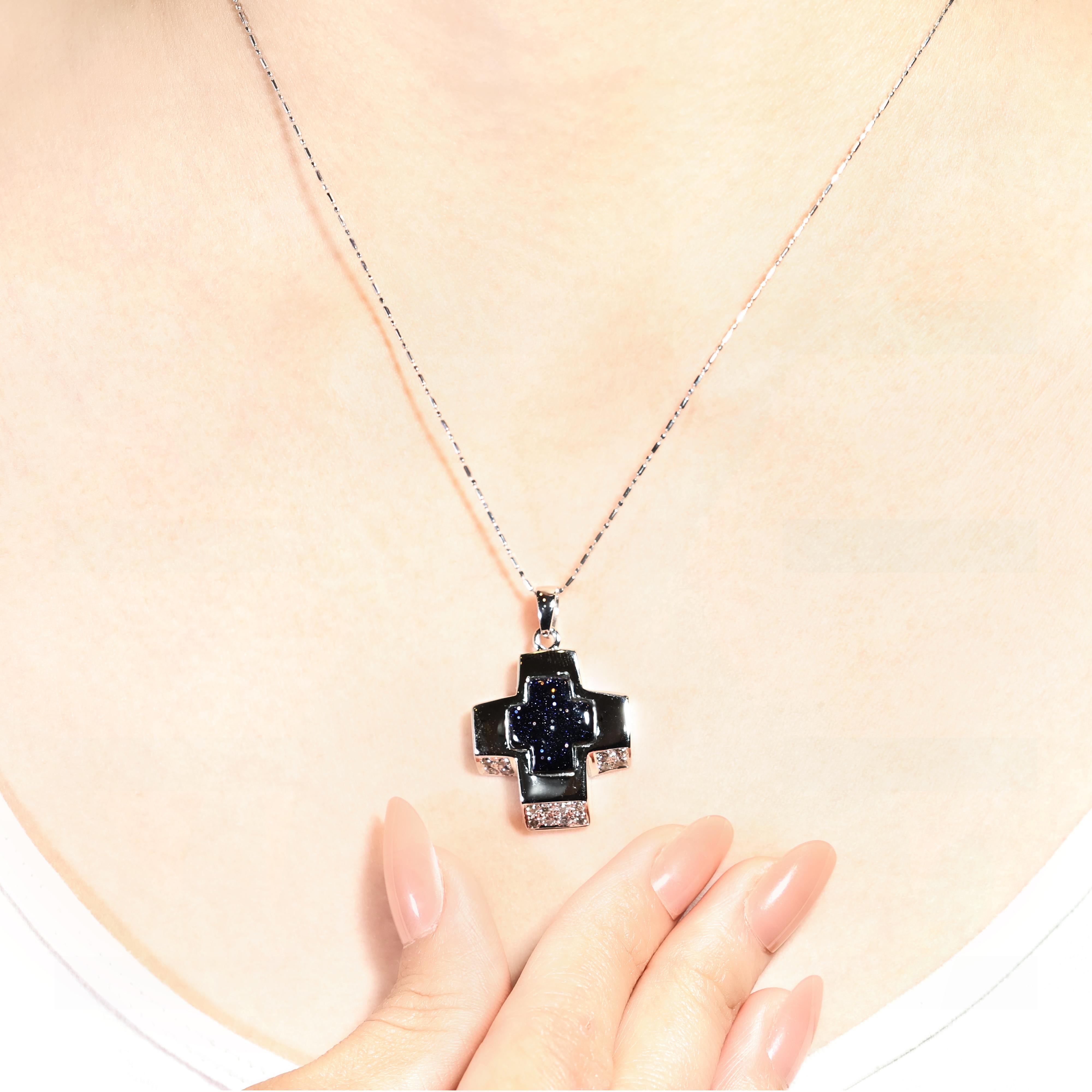 Elegant 0.32ct Sandstone Quartz Crystal and Diamonds Pendant in 18K White Gold For Sale 4