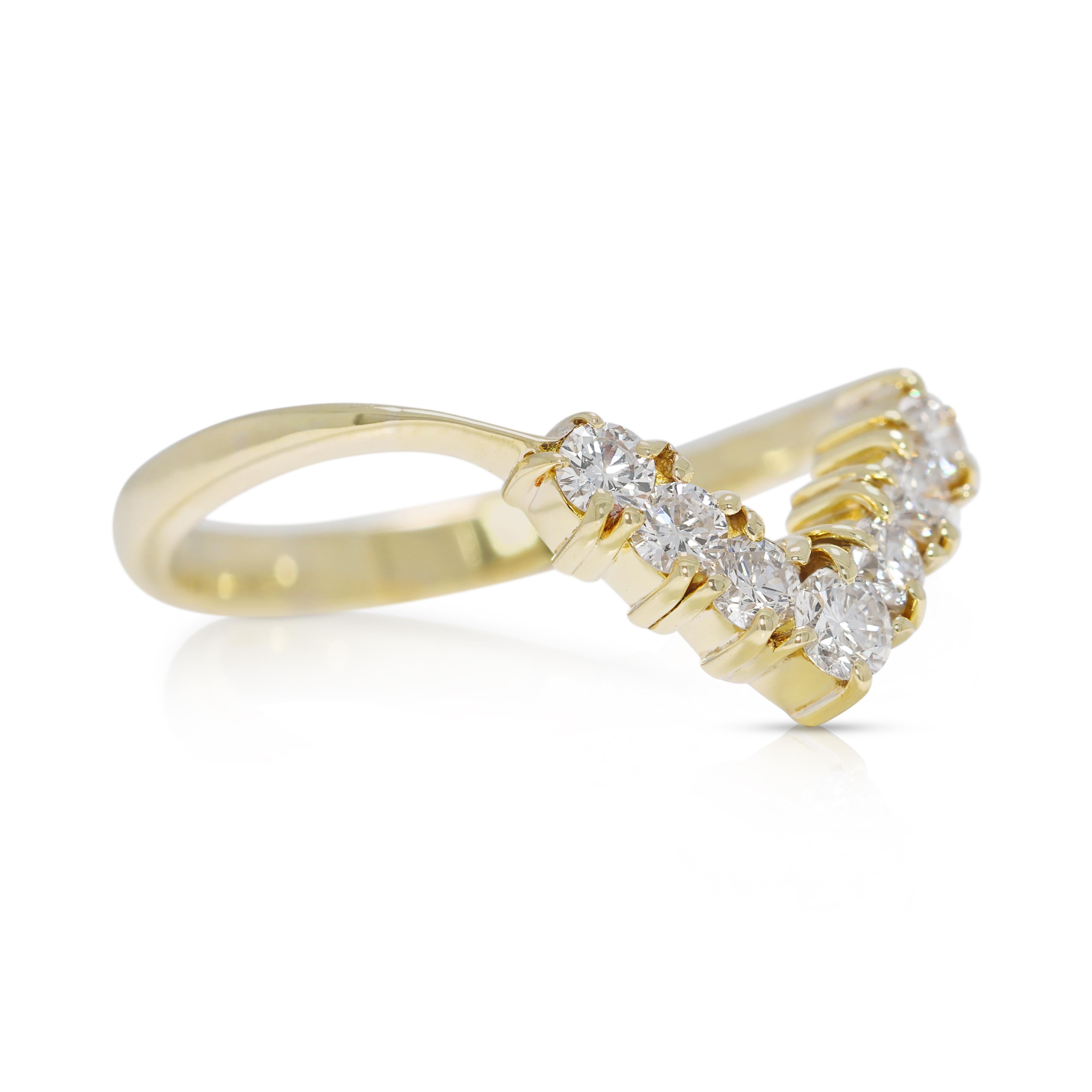 Elegant 0.35ct Natural Diamond Chevron Ring in 14K Yellow Gold In Excellent Condition For Sale In רמת גן, IL