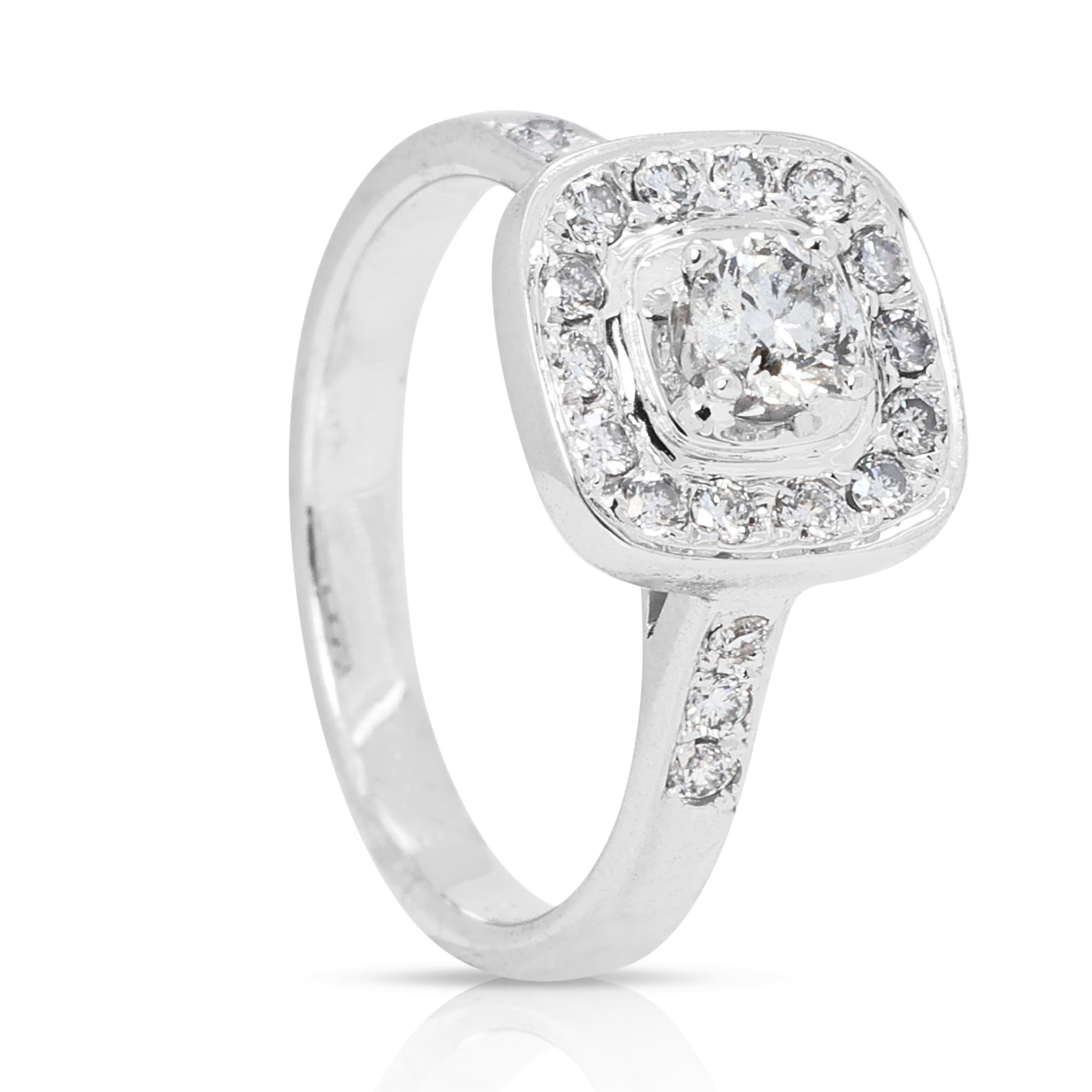 Taglio rotondo Eleganza di un anello con cluster di diamanti da 0,39 carati in oro bianco 18k in vendita