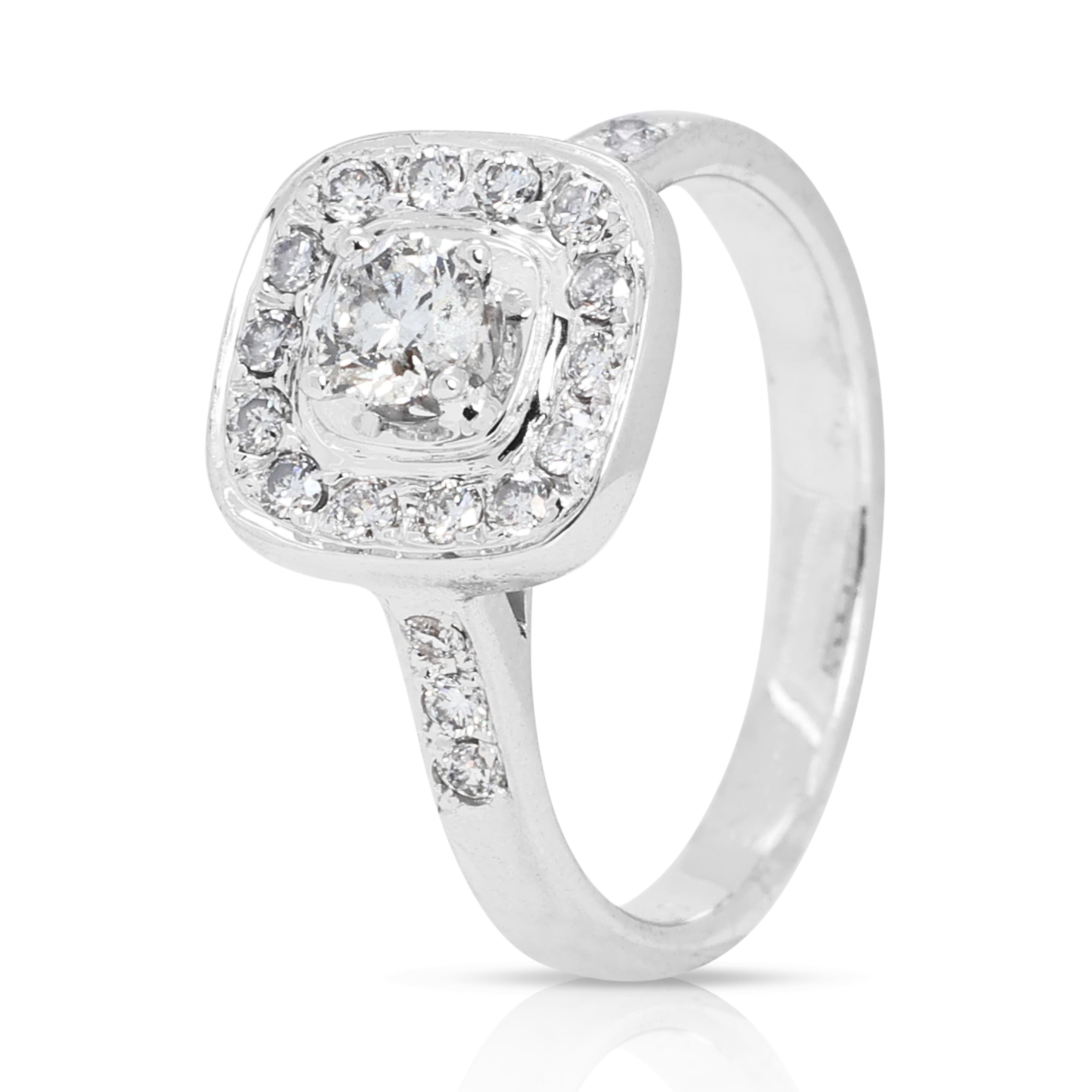 Eleganza di un anello con cluster di diamanti da 0,39 carati in oro bianco 18k In condizioni ottime in vendita a רמת גן, IL