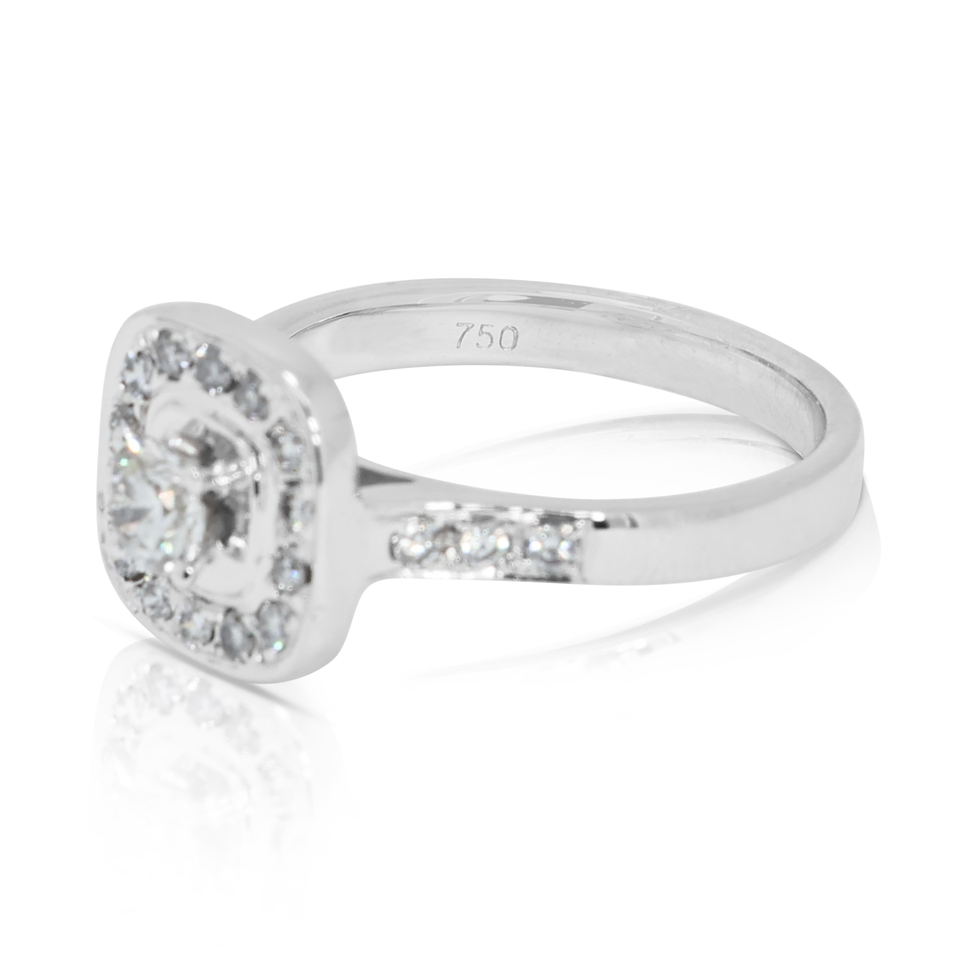 Donna Eleganza di un anello con cluster di diamanti da 0,39 carati in oro bianco 18k in vendita