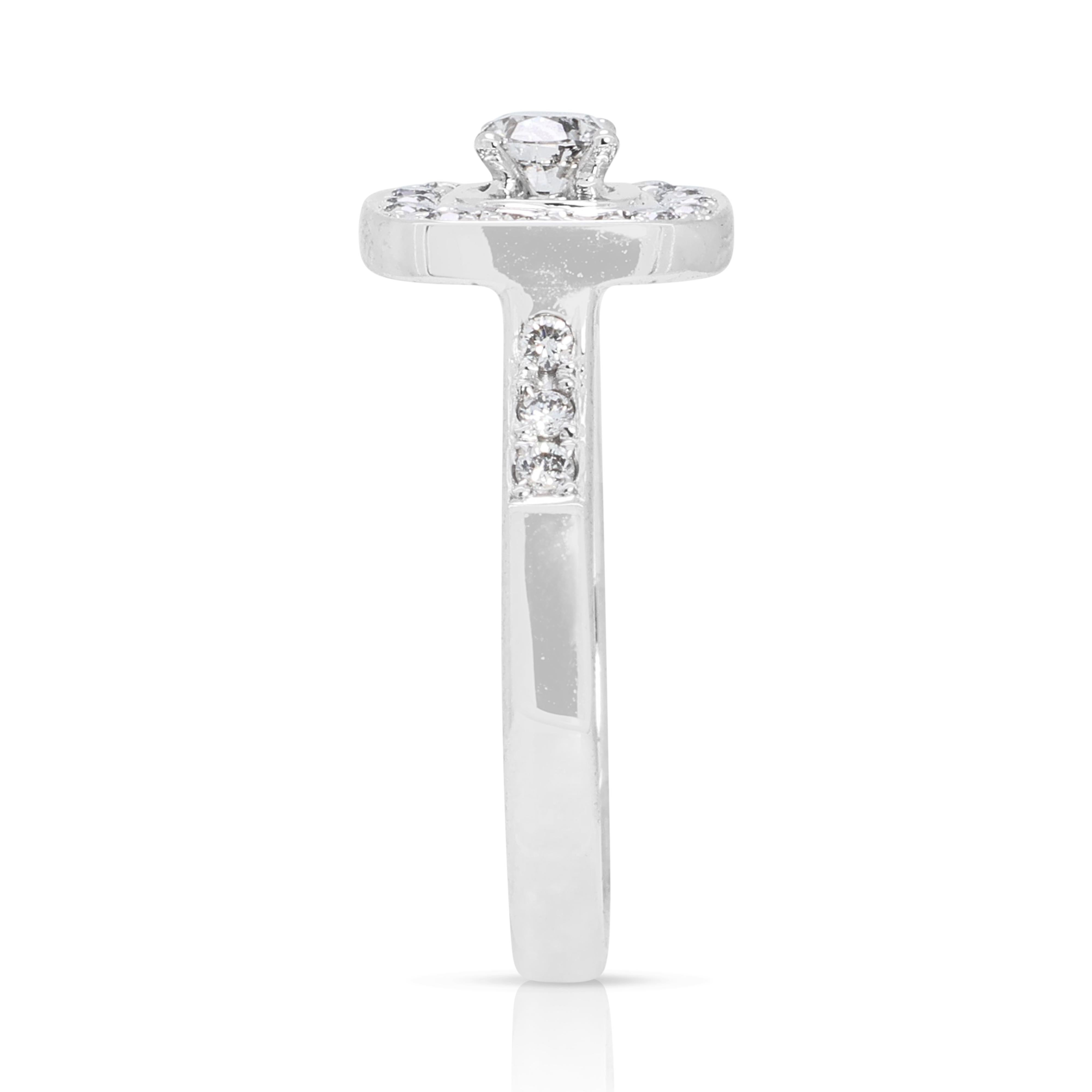 Eleganza di un anello con cluster di diamanti da 0,39 carati in oro bianco 18k in vendita 1