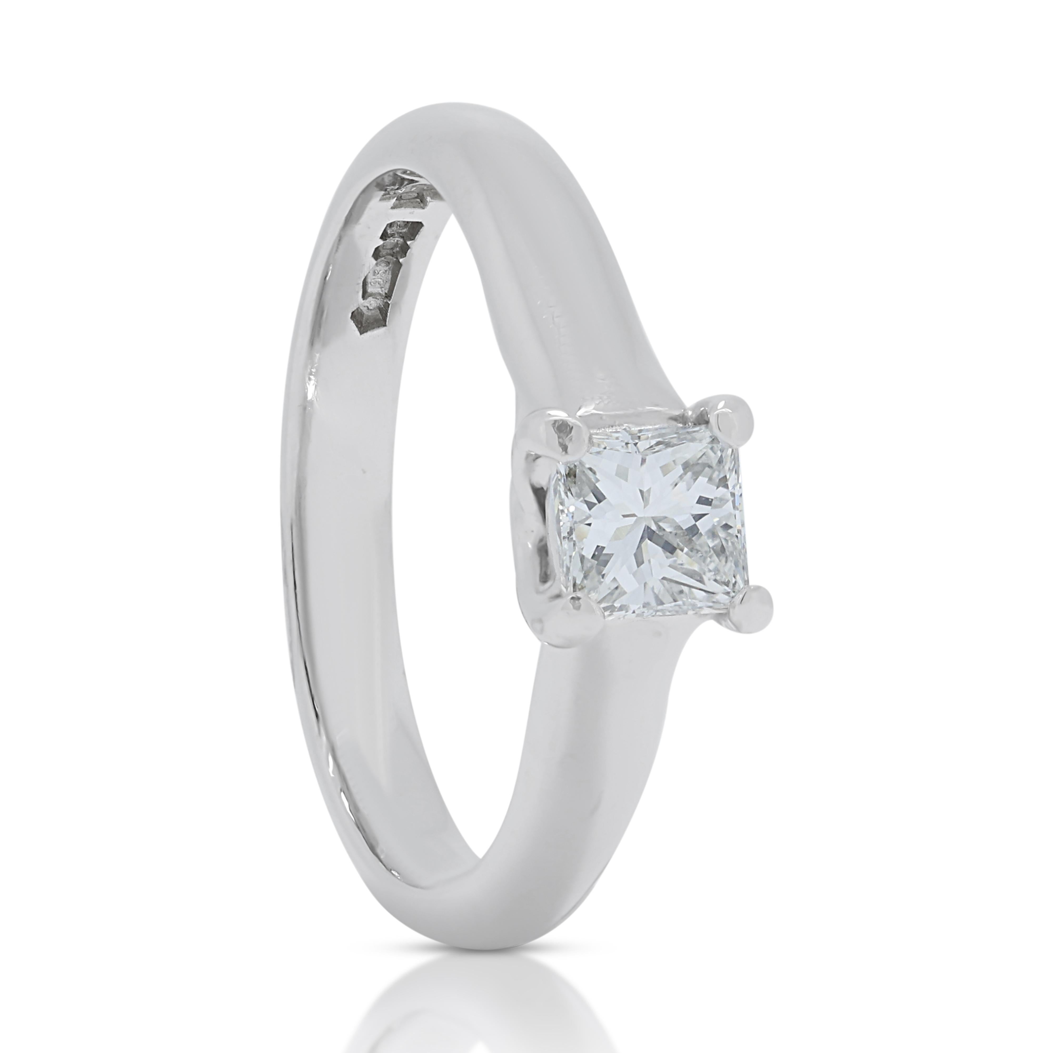 Elegant 0.40ct Diamond Solitaire Ring in 14K White Gold In Excellent Condition For Sale In רמת גן, IL