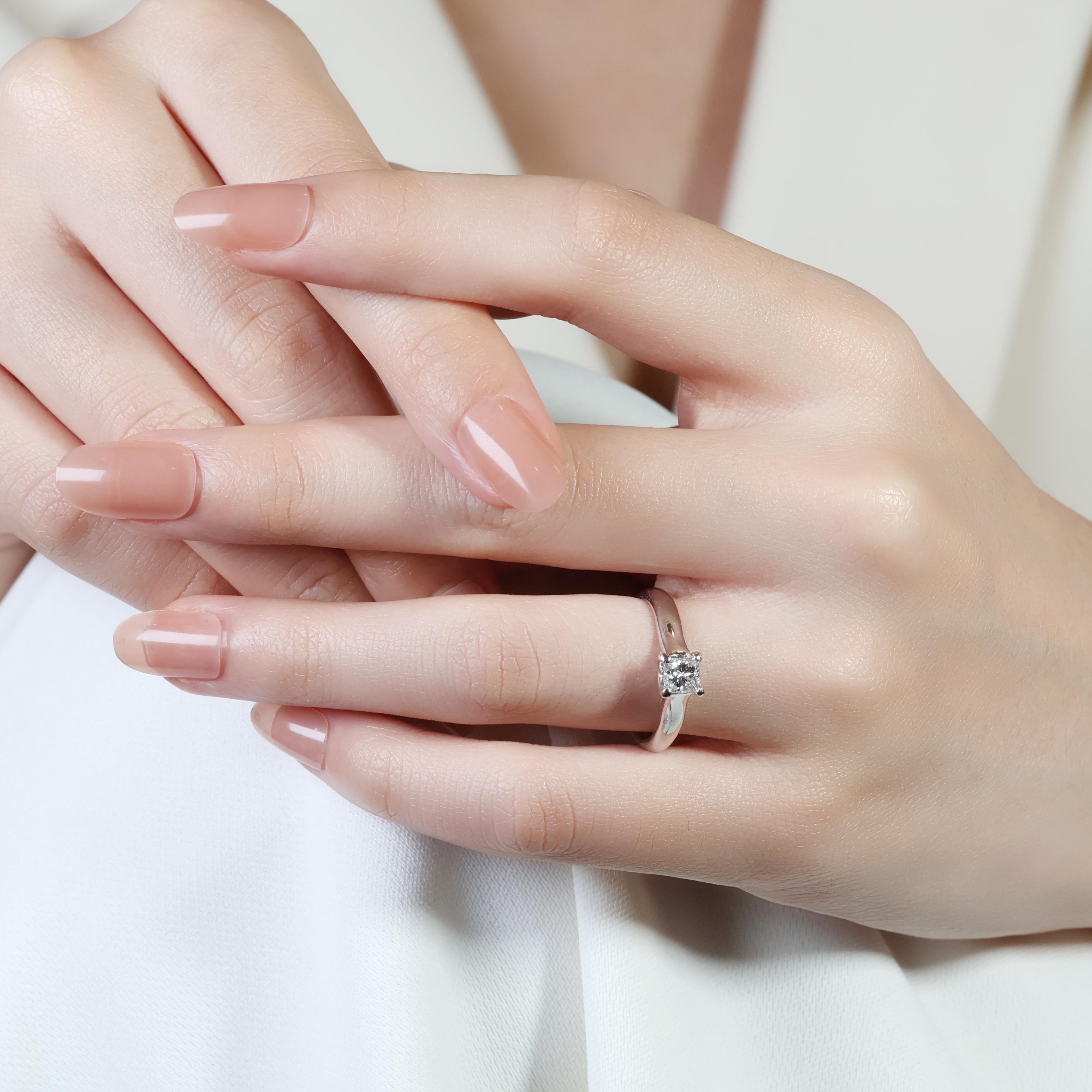 Élégante bague solitaire en or blanc 14 carats avec diamants de 0,40 carat en vente 4