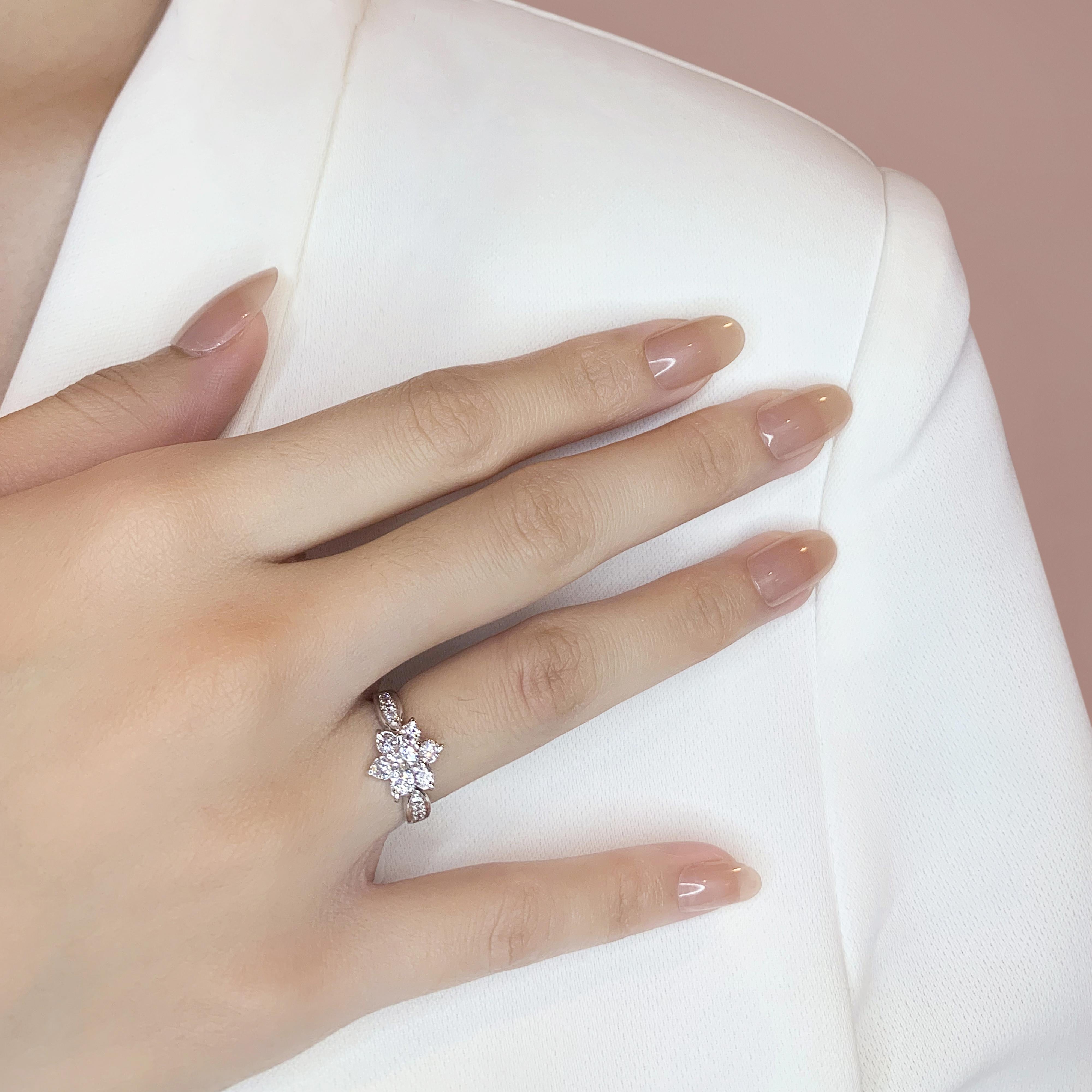 Eleganza con questo squisito anello, meticolosamente realizzato in oro bianco 18 carati. Adornato da 15 diamanti tondi brillanti, per un peso totale di 0,56 carati, ogni pietra abbaglia con un colore H e una purezza VS. Con un peso totale di 2,93 g