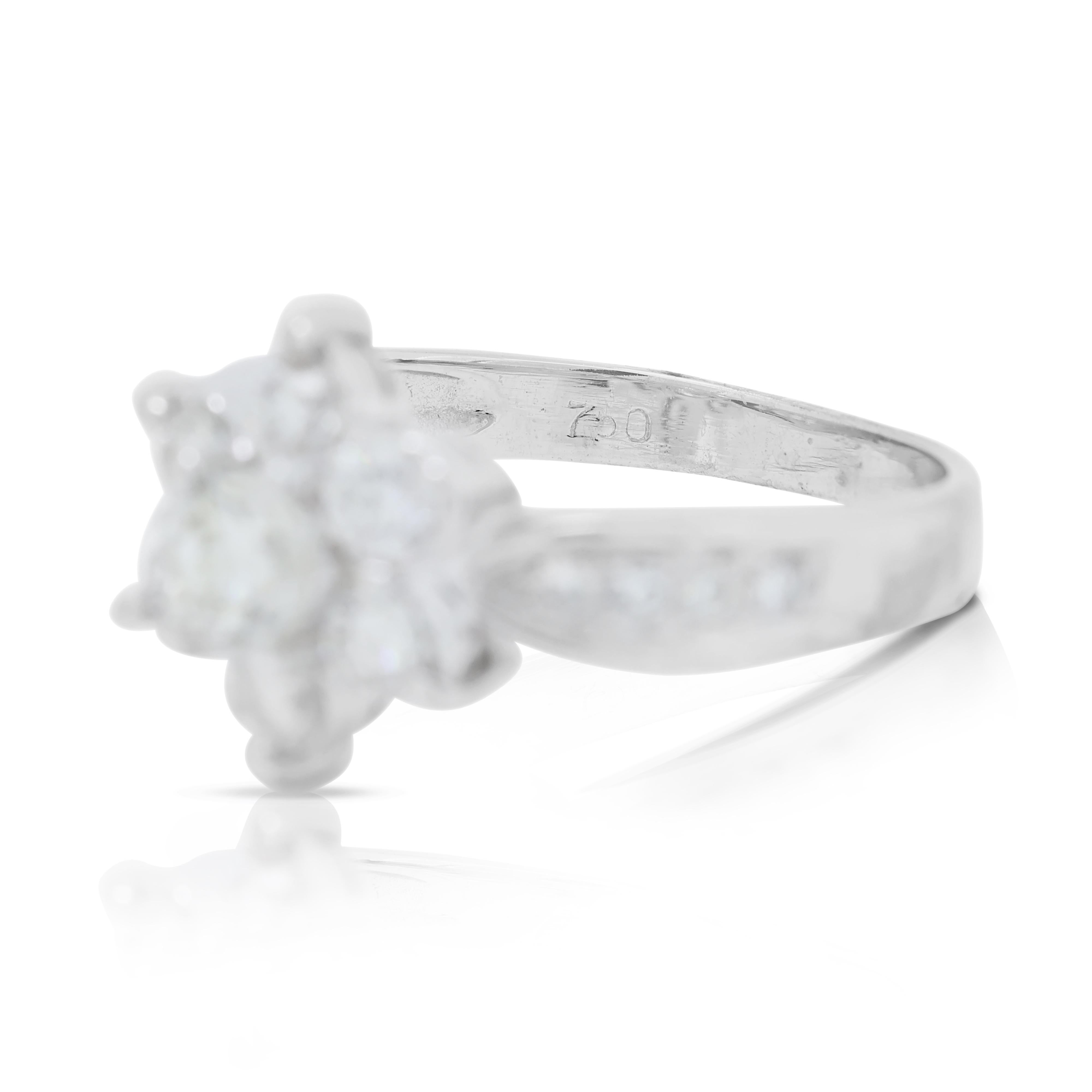 Taglio rotondo Eleganza di un anello a forma di fiore con diamanti da 0,56 carati in oro bianco 18K in vendita