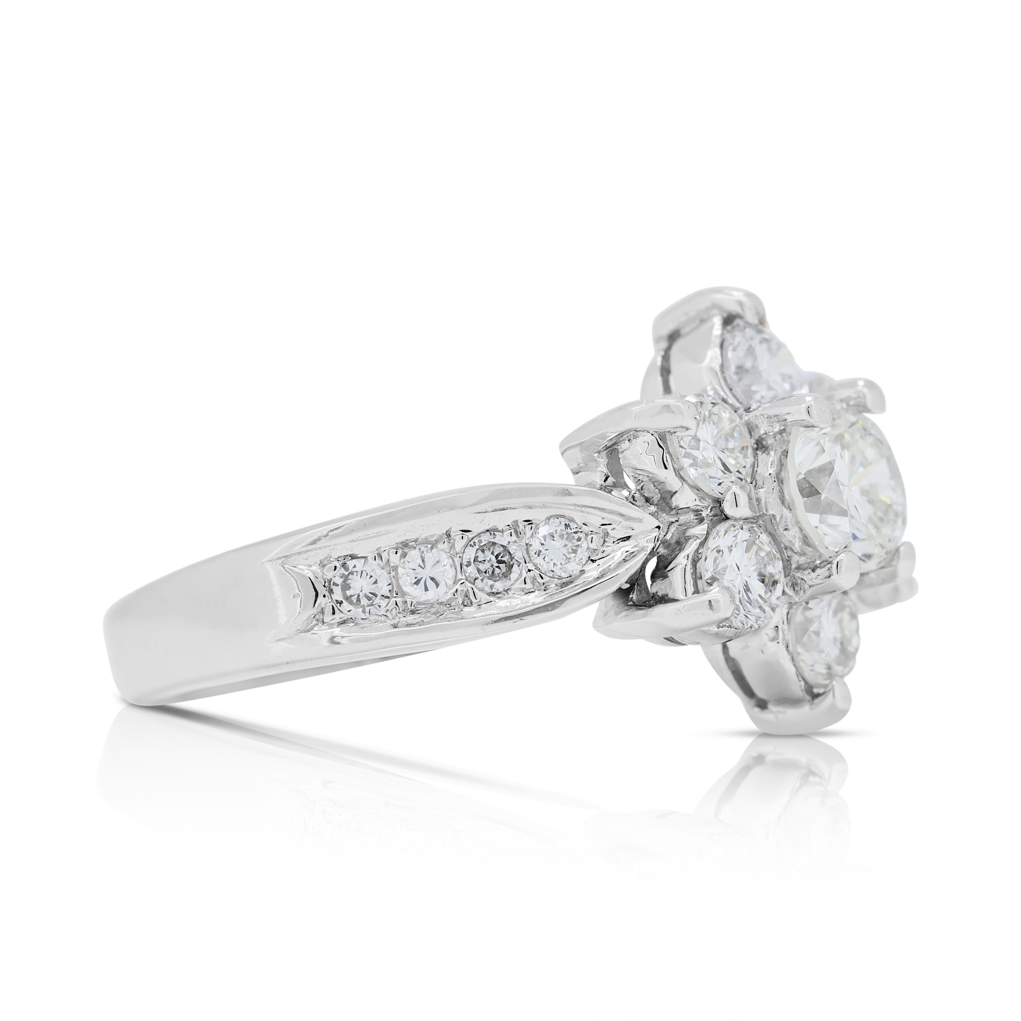 Eleganza di un anello a forma di fiore con diamanti da 0,56 carati in oro bianco 18K In condizioni ottime in vendita a רמת גן, IL