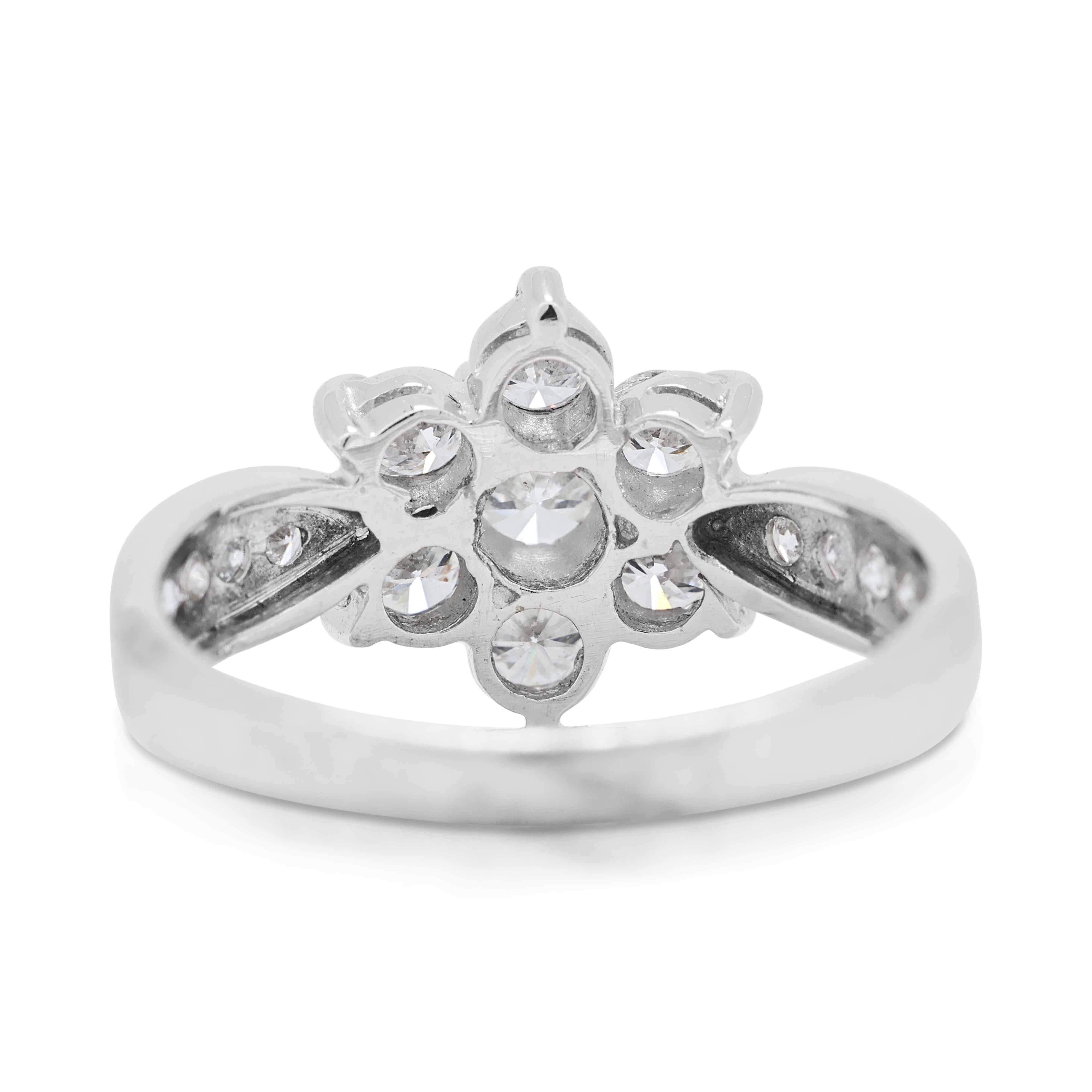 Eleganza di un anello a forma di fiore con diamanti da 0,56 carati in oro bianco 18K in vendita 1