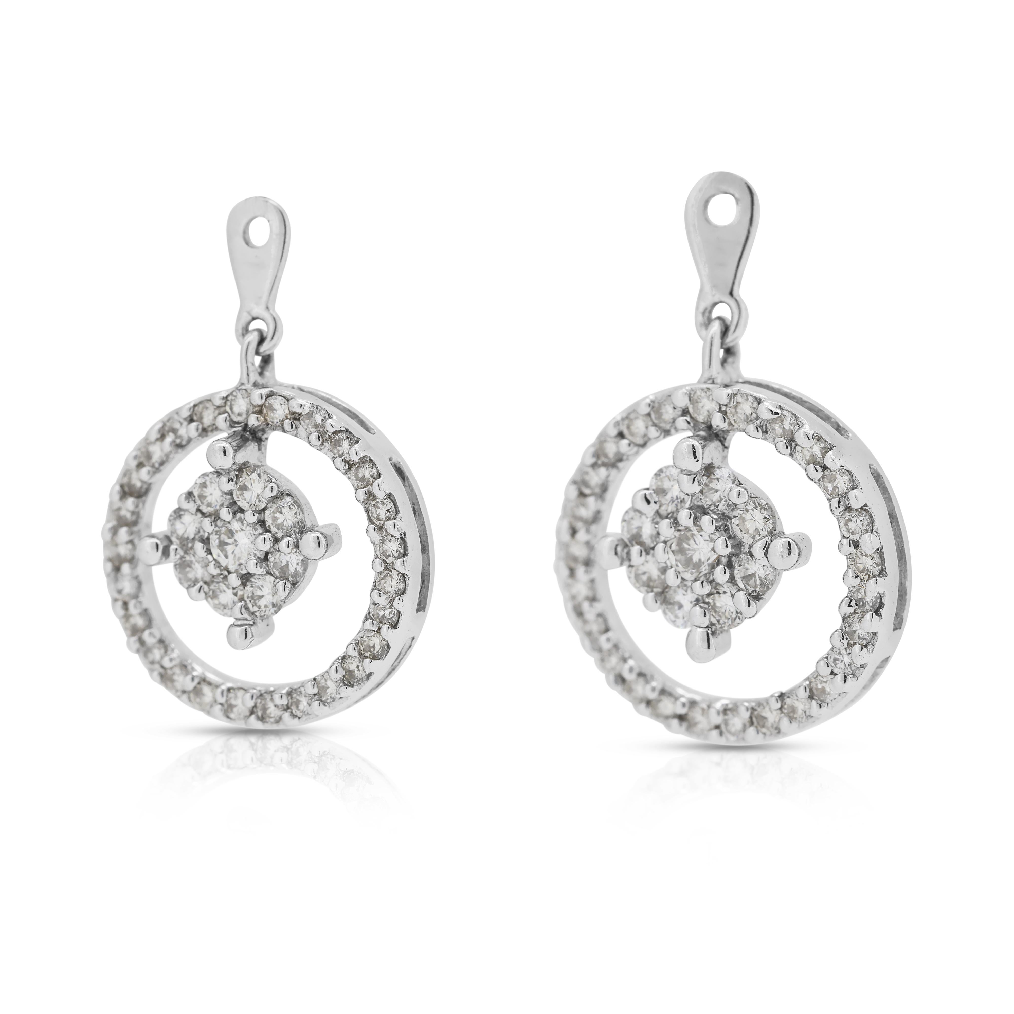Taglio rotondo Elegance orecchino con diamante naturale da 0,56 carati in oro bianco 18 carati in vendita
