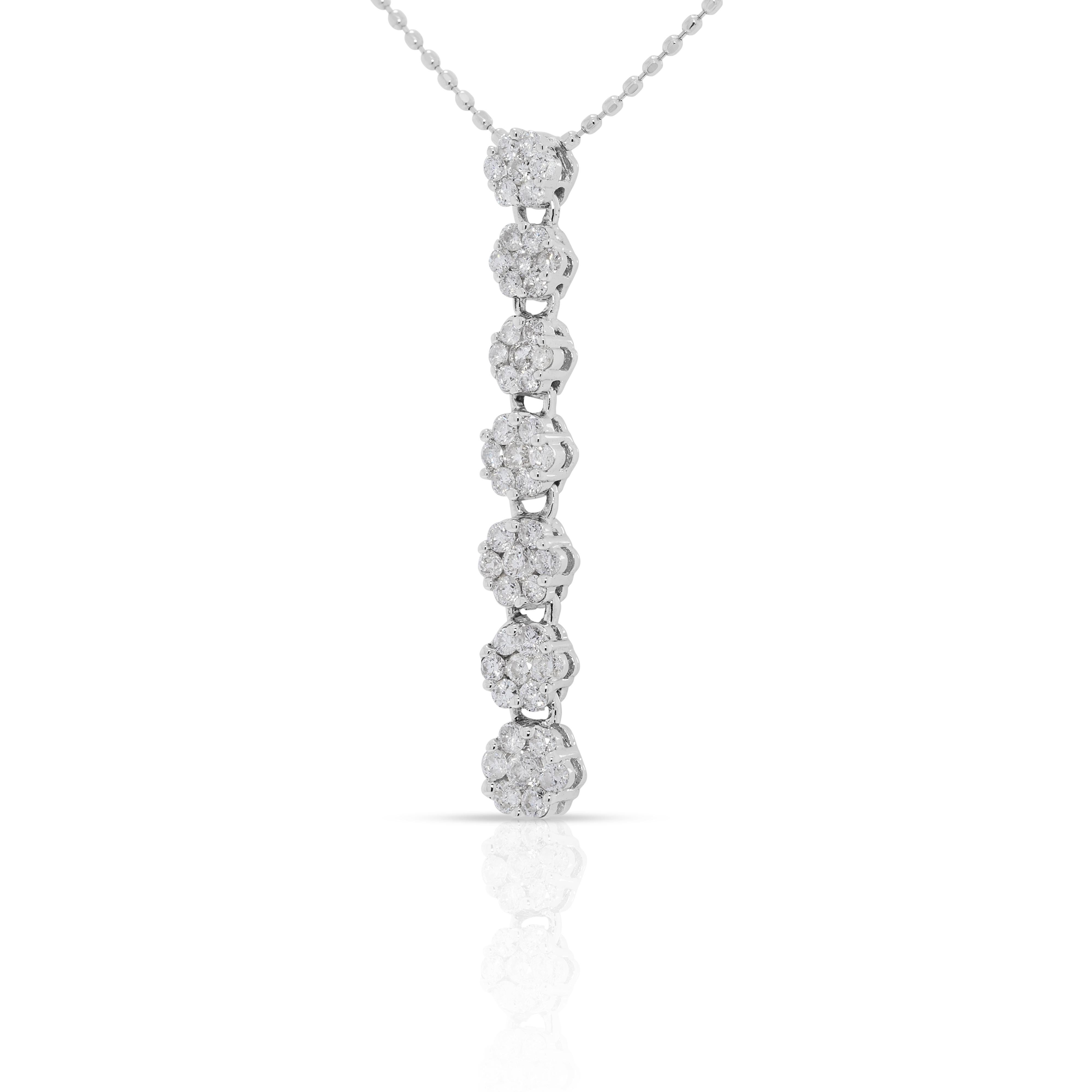 Taille ronde Elegant pendentif en or blanc 18 carats serti d'un diamant naturel de 0,5 ct. en vente