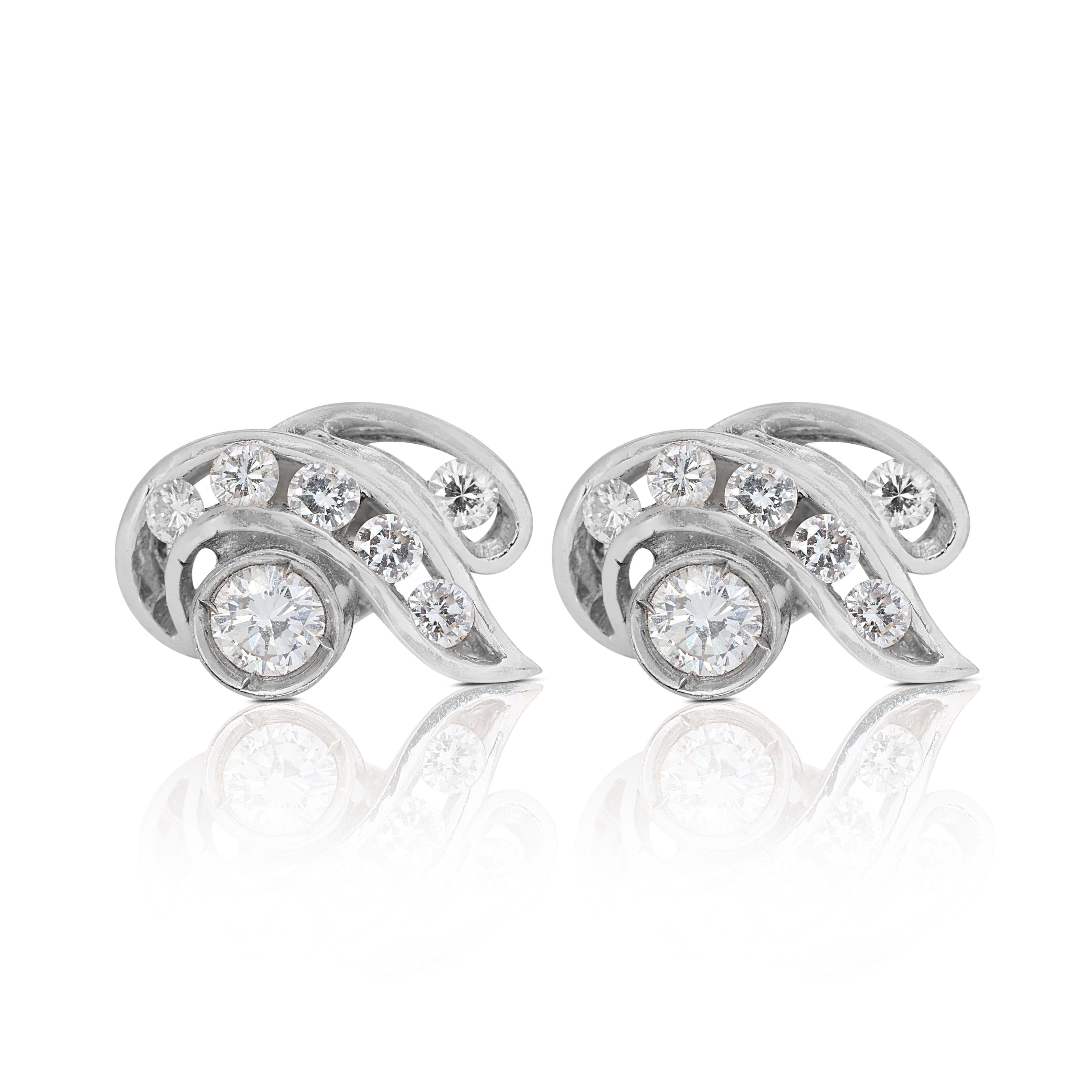 Elegant 0.66ct Diamond Earrings in 14K White Gold In New Condition For Sale In רמת גן, IL