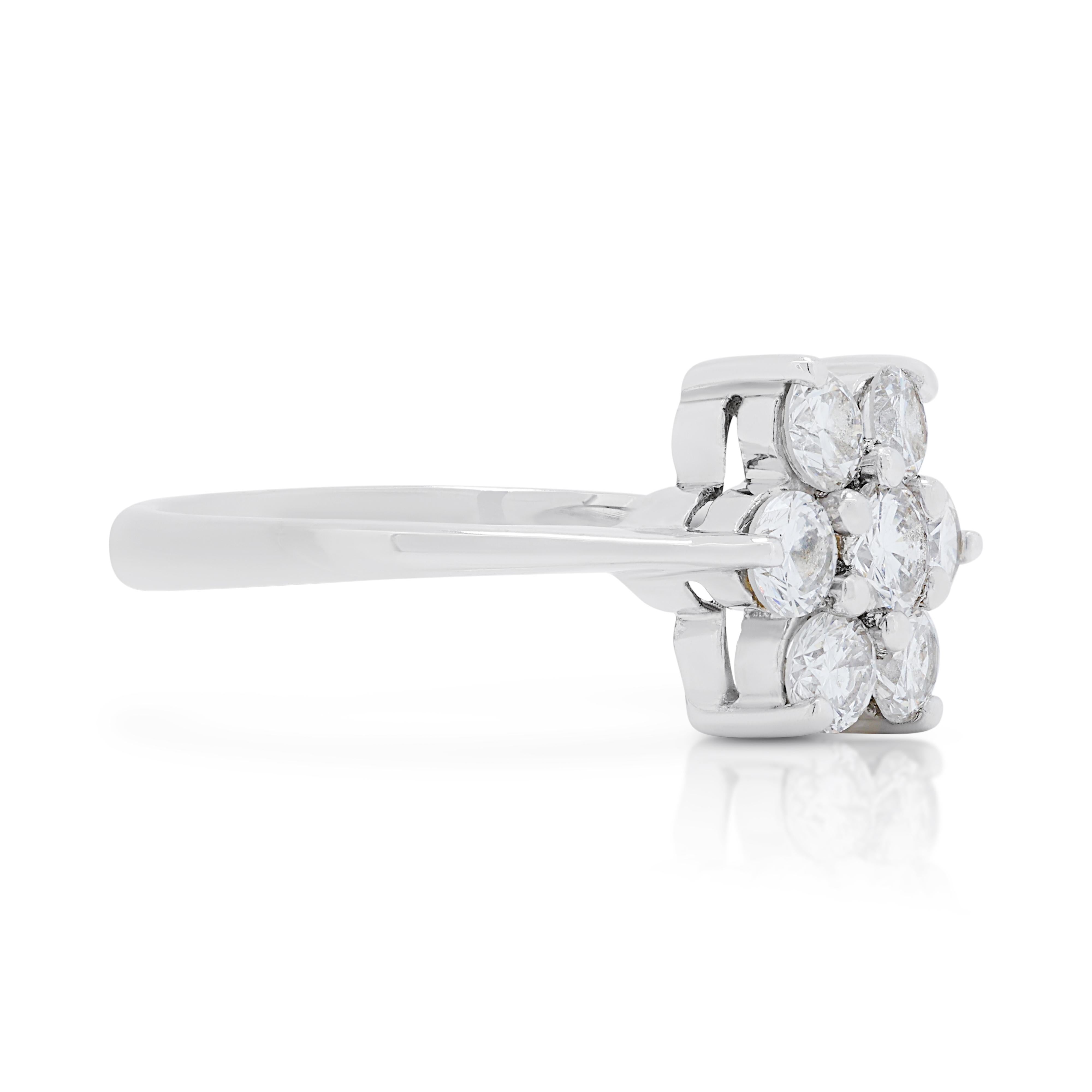 Elegant 0.68ct Diamond Flower Ring in 18K White Gold In Excellent Condition For Sale In רמת גן, IL