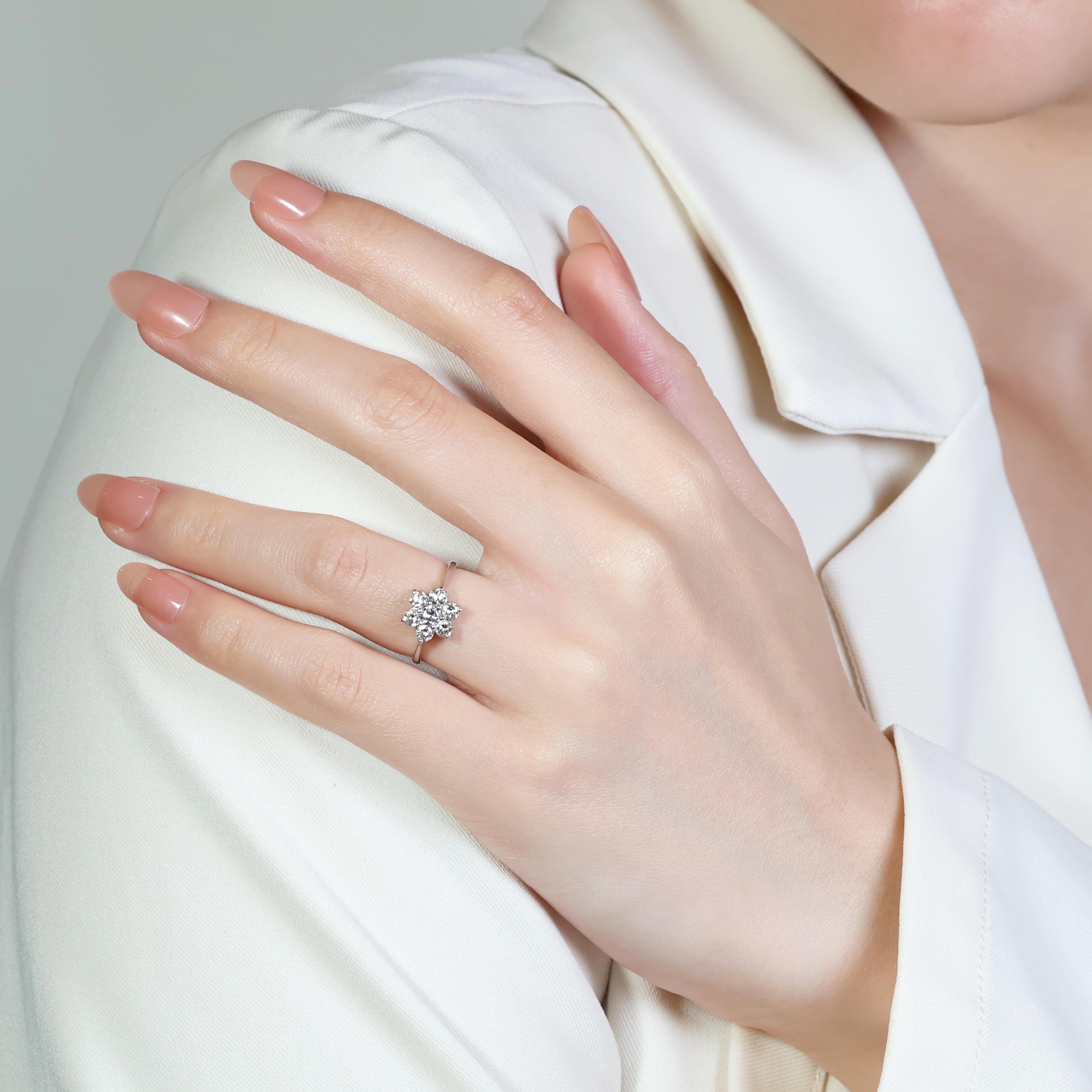 Eleganter 0,68 Karat Diamant-Blumenring aus 18 Karat Weißgold im Angebot 3