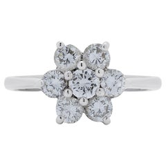 Eleganza di un anello con fiore di diamante da 0,68 carati in oro bianco 18 carati