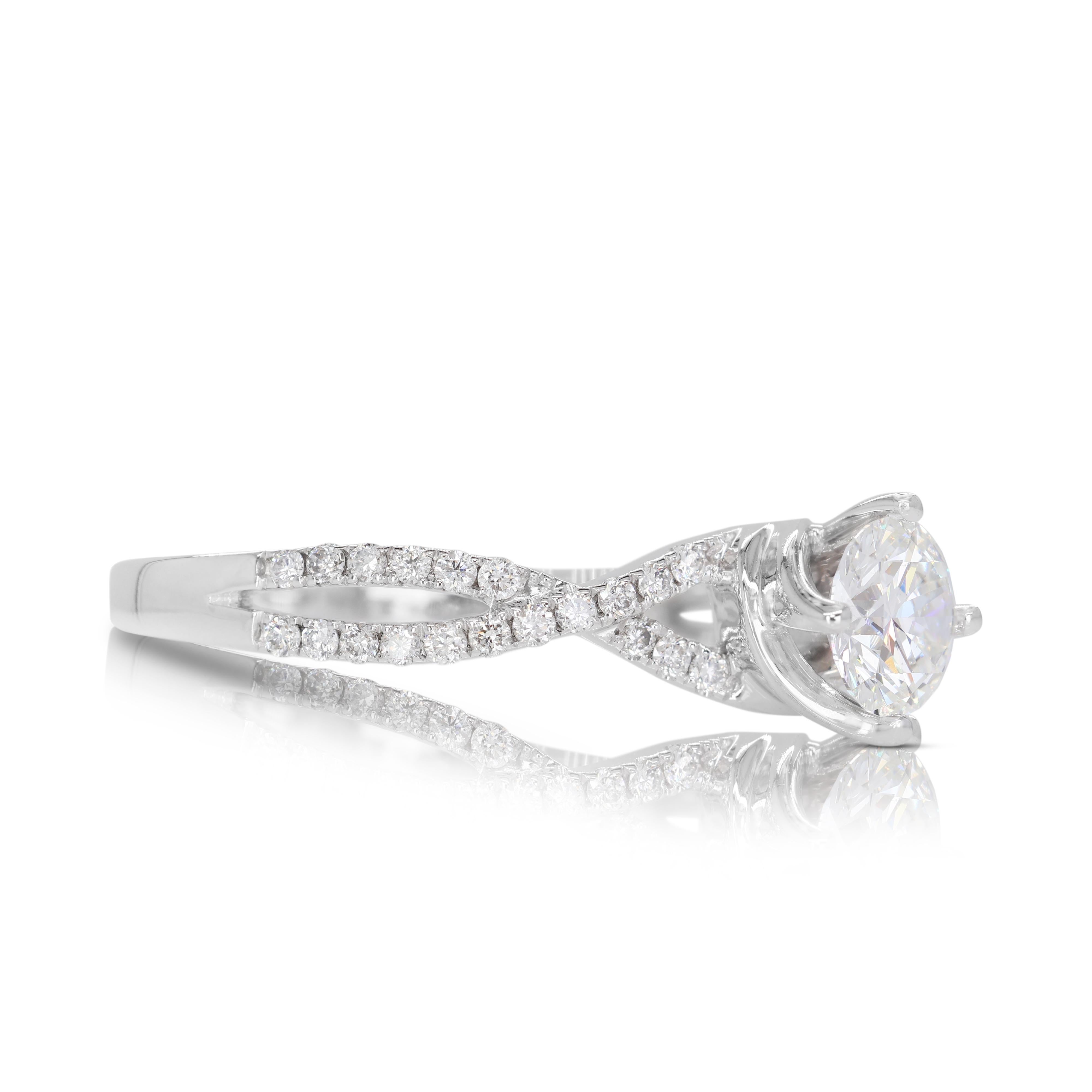 Taglio rotondo Eleganza dell'anello aureola con diamante da 0,70 carati in oro bianco 18 carati in vendita