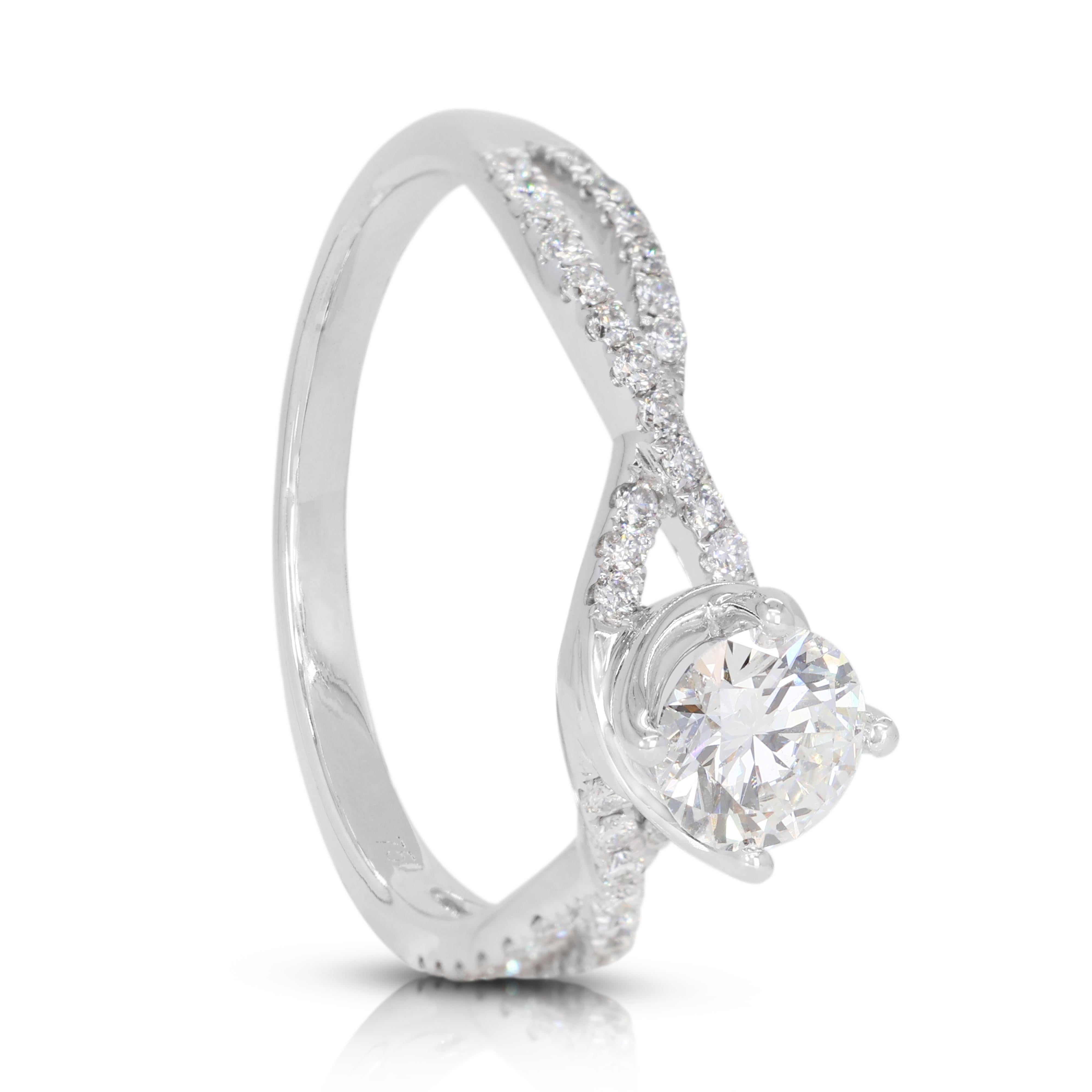 Women's Elegant 0.70ct Diamond Halo Ring set in 18K White Gold For Sale