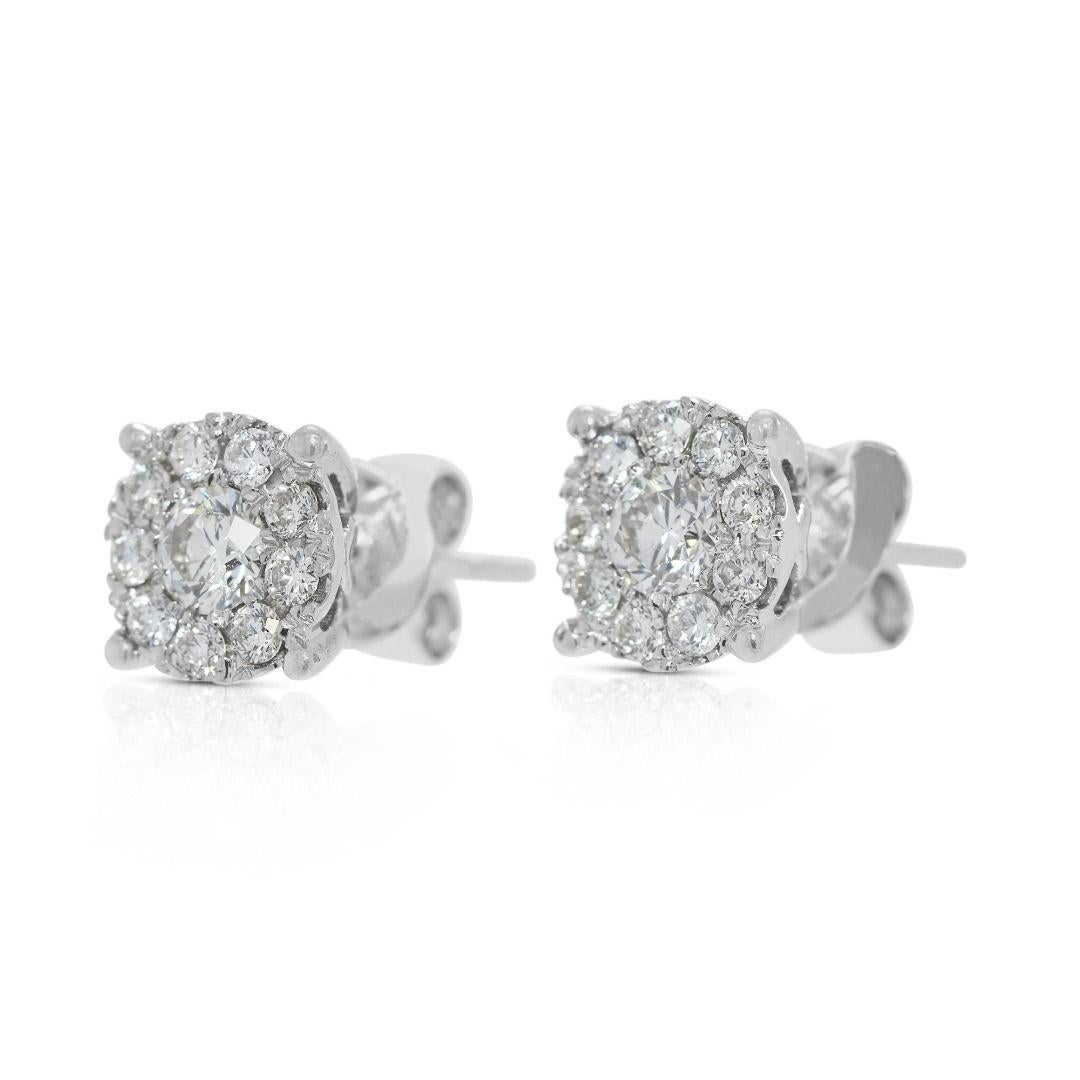 Elegant 0.72ct Halo Stud Natural Diamond Earrings in 14K White Gold en Excelente estado para la venta en רמת גן, IL