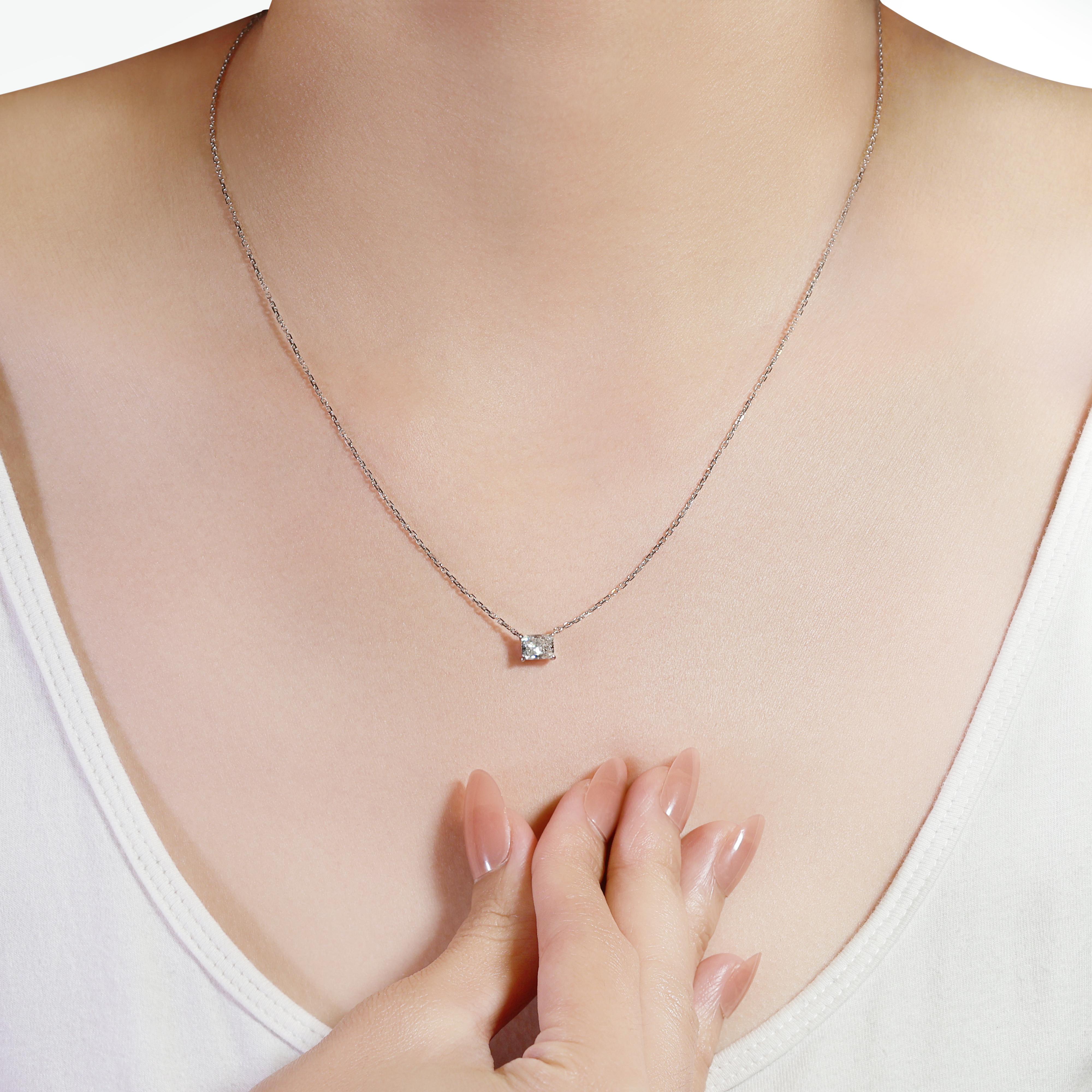 Lasciati conquistare dall'eleganza senza tempo di questa collana in oro bianco 18 carati, la cui pietra principale è un diamante naturale dal taglio radiante da 0,72 carati. Questo diamante esemplifica la perfezione e la brillantezza con un grado di