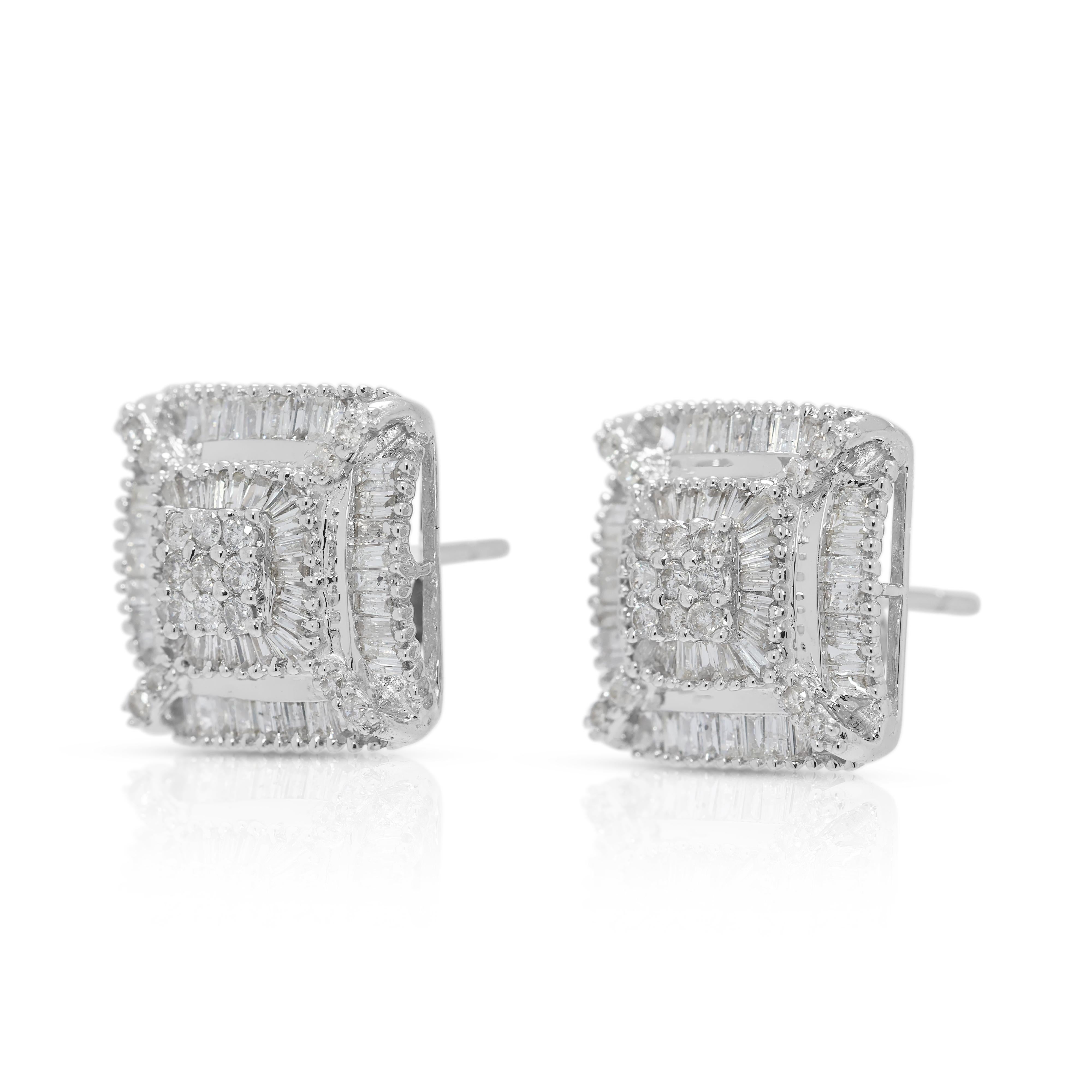 Elegant 0.74ct Natural Diamond Cluster Stud Earrings in 18K White Gold In New Condition For Sale In רמת גן, IL