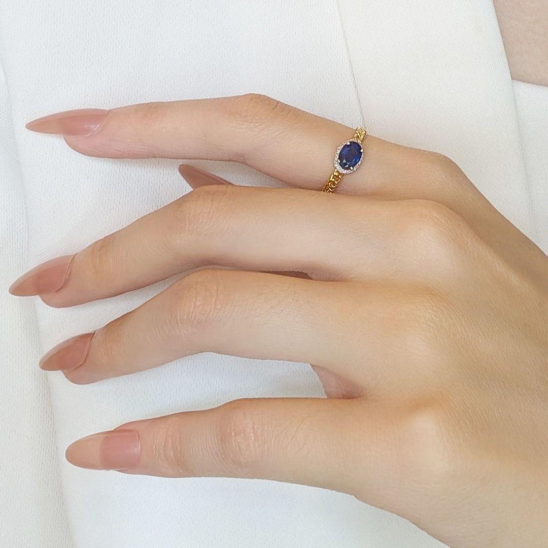 Eleganter Halo-Ring aus 18 Karat Gelbgold mit 0,75 Karat blauem Saphir und natürlichen Diamanten Damen im Angebot