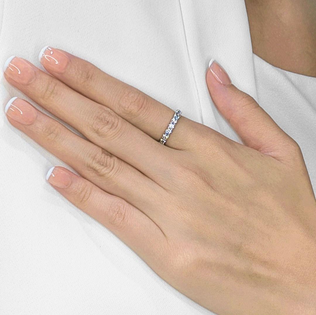 Réalisée en or blanc 18 carats lumineux, cette élégante bague est ornée de 15 diamants naturels ronds de taille brillant, totalisant 0,75 carat, de couleur G et de pureté VS. Les diamants sont sertis uniformément pour créer un éclat raffiné et