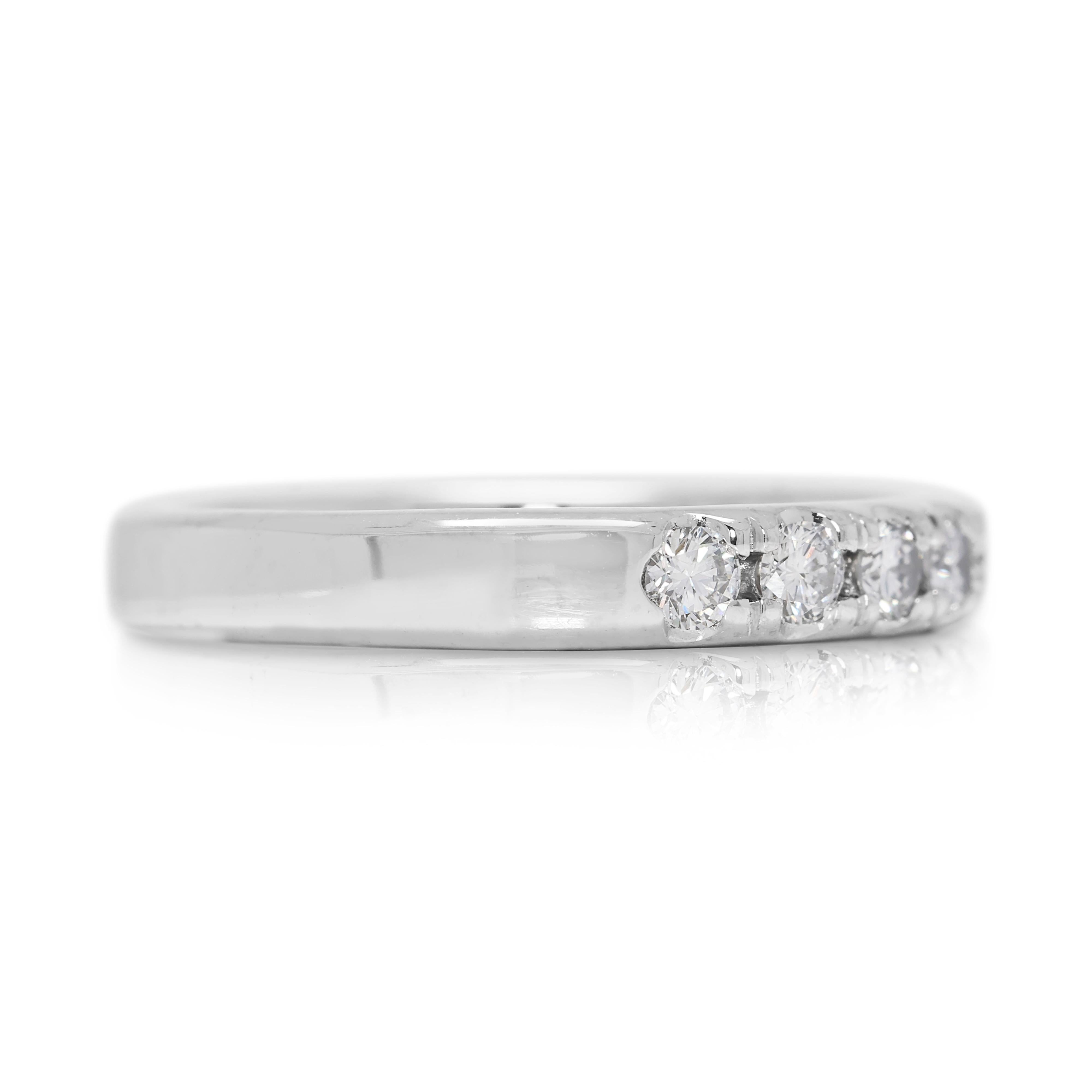 Taille ronde Elegante bague en or blanc 18 carats ornée d'un diamant naturel de 0,75 ct. en vente