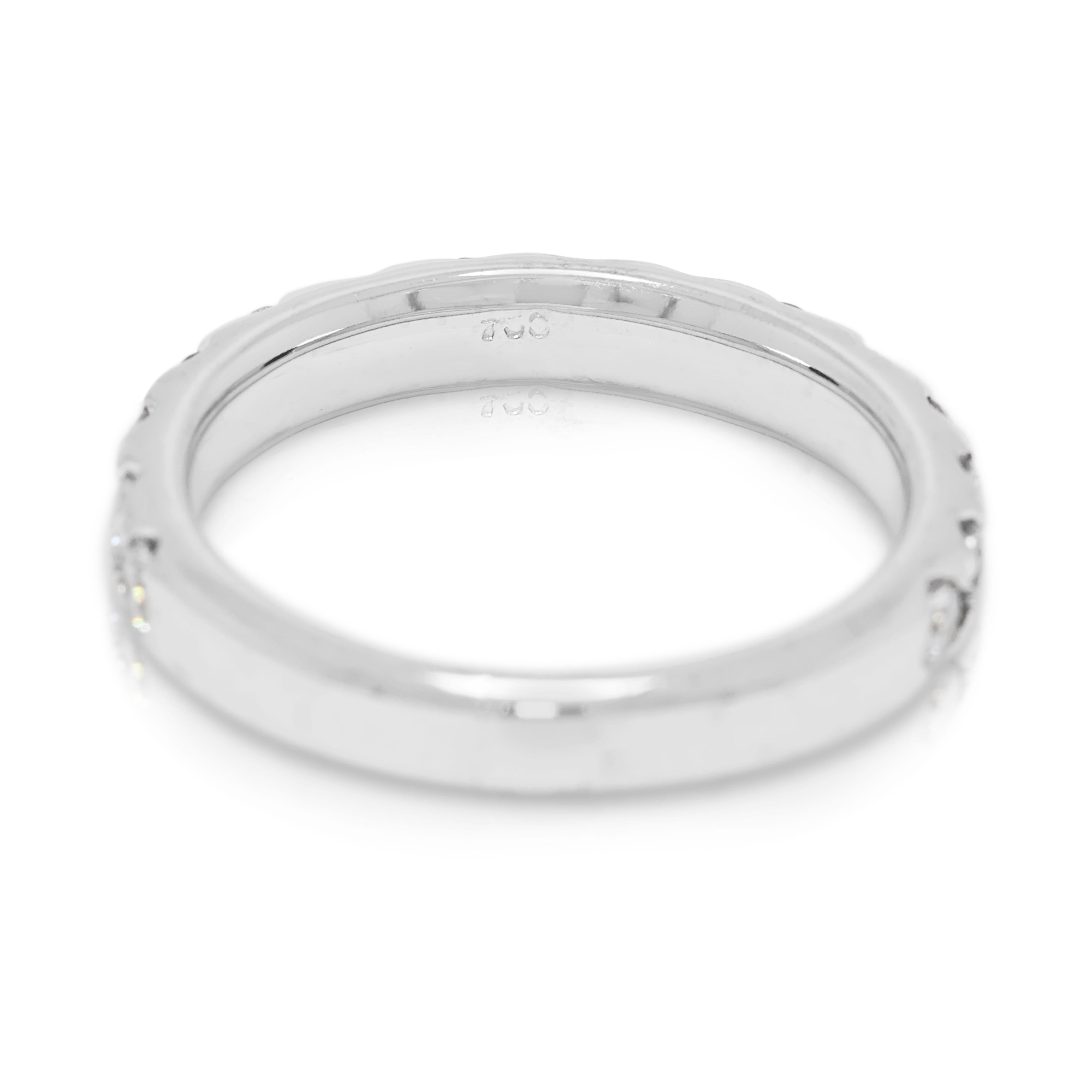 Elegante bague en or blanc 18 carats ornée d'un diamant naturel de 0,75 ct. Excellent état - En vente à רמת גן, IL